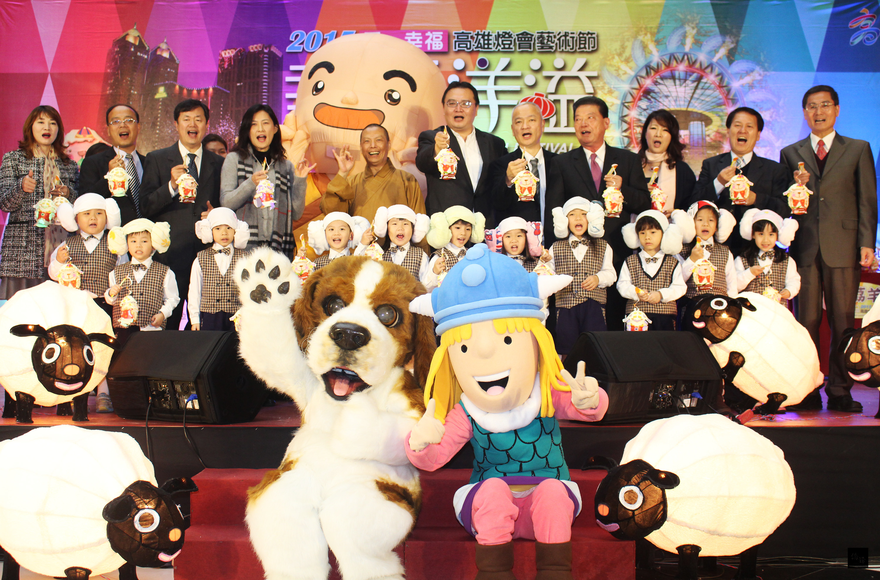 高雄市副市長許立明(後右六)1月28日北上宣傳高雄燈會,今年高雄燈會為符合羊年喜氣意象,特別設計可愛的「活荔羊」提燈。(中央社提供)