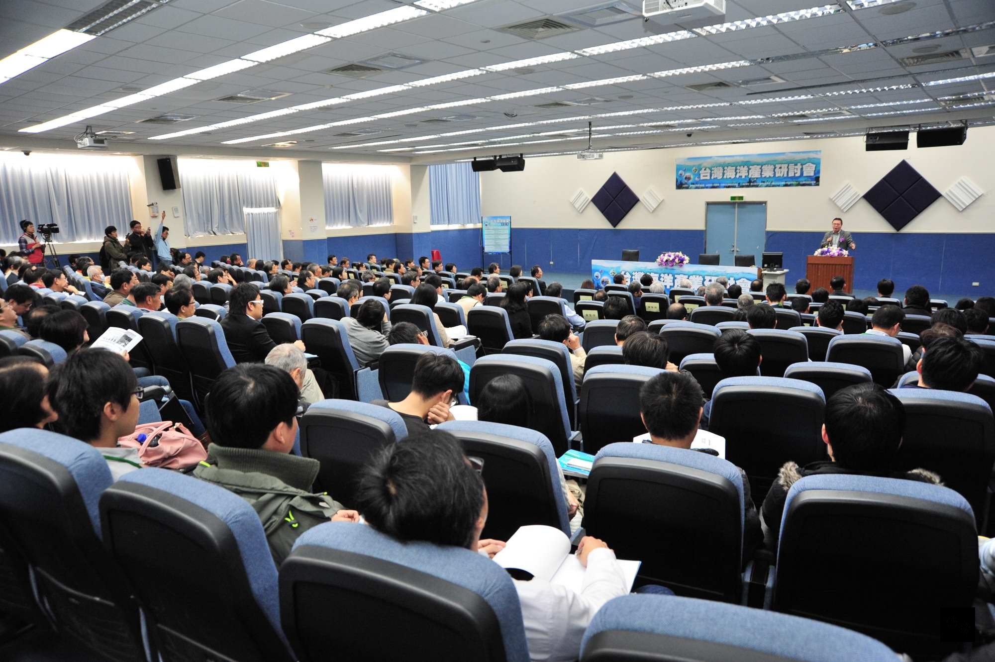高雄市政府舉辦台灣海洋產業研討會,現場與會者眾多。(高雄市政府提供)