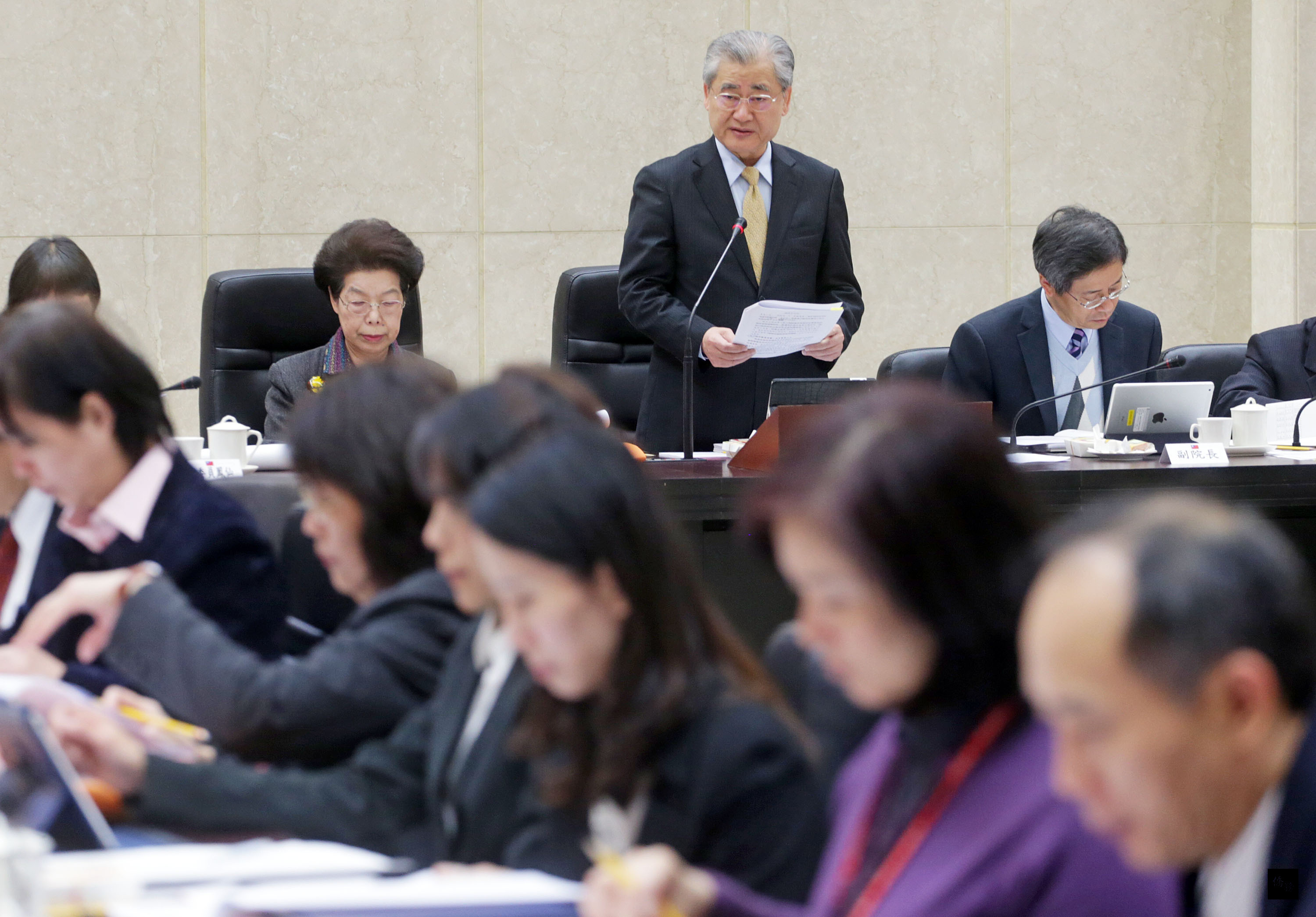 監察院1月30日至行政院巡察,行政院長毛治國(後右二)與監察院長張博雅(後左)出席會議。(中央社提供)