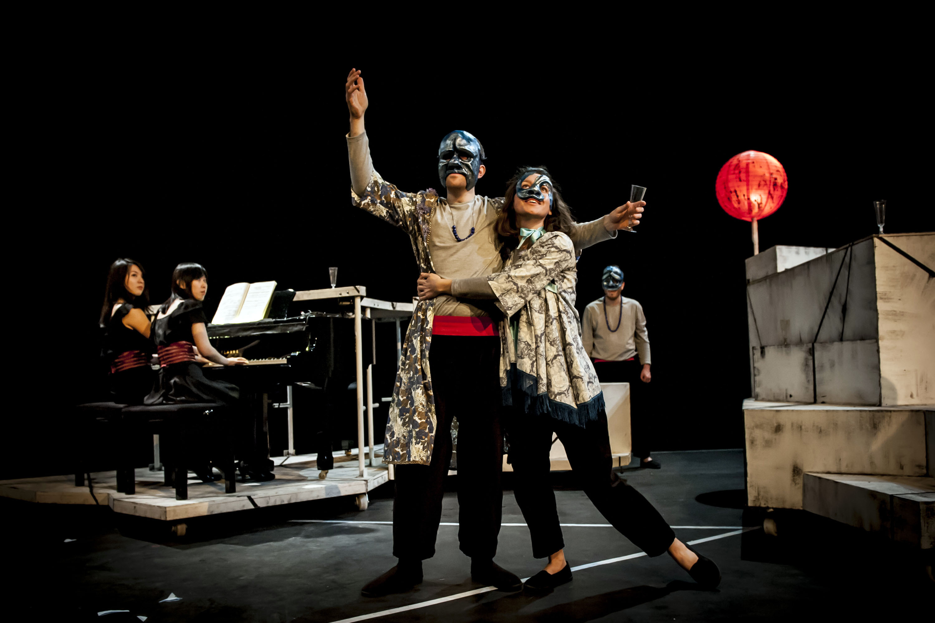 旅英台灣鋼琴家張安婷創作與執導的「大地之吻」正在倫敦演出，她結合音樂會與劇場表演的獨特方式受到矚目，視覺與聽覺雙重享受，帶給觀眾耳目一新的驚喜。（中央社提供）