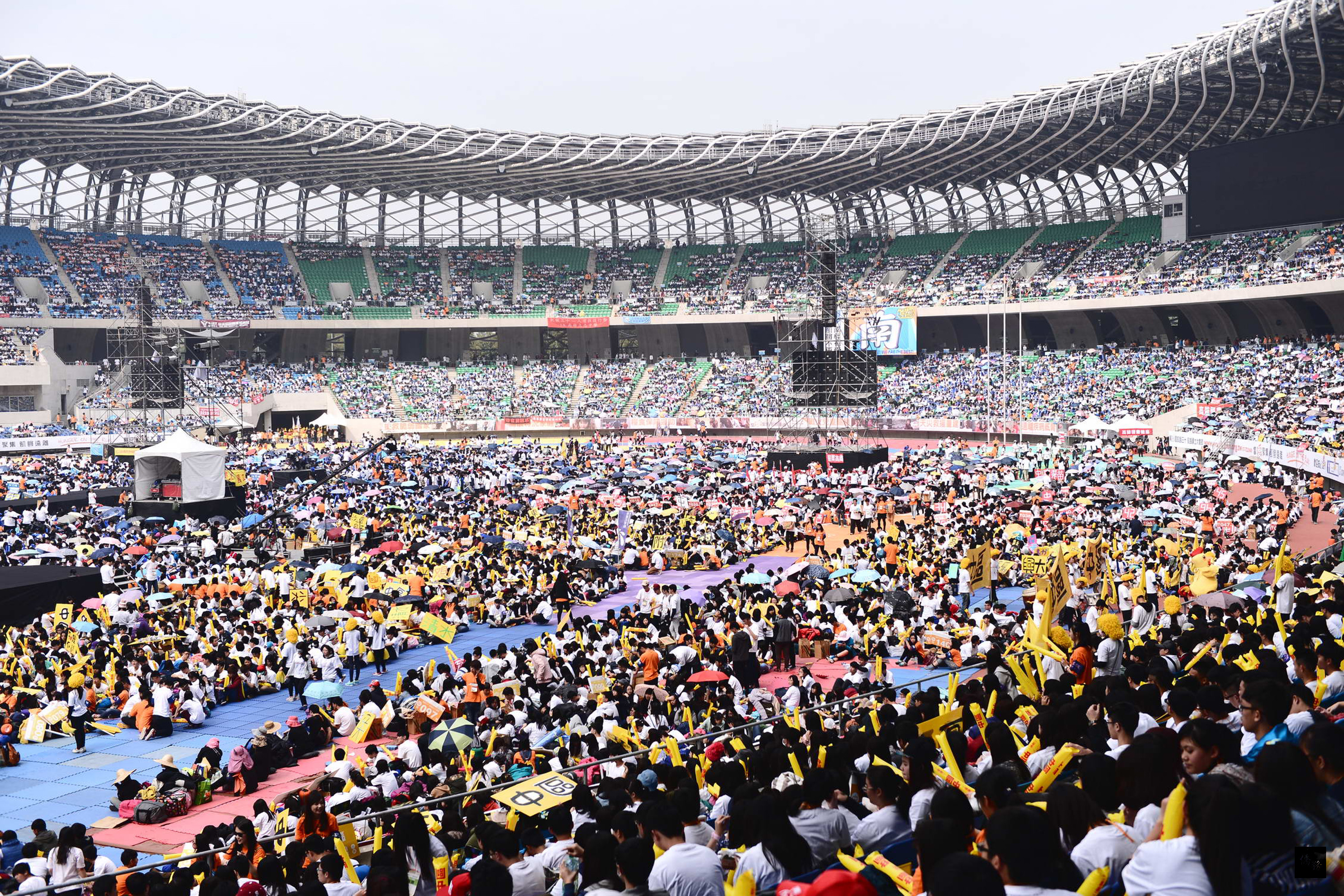 第26屆飢餓三十大會師7日在高雄開跑,4.5萬名飢餓勇士齊聚挑戰30小時不進食固體食物,活動一開始全場並為復興航空墜河空難默哀1分鐘。(台灣世界展望會提供)