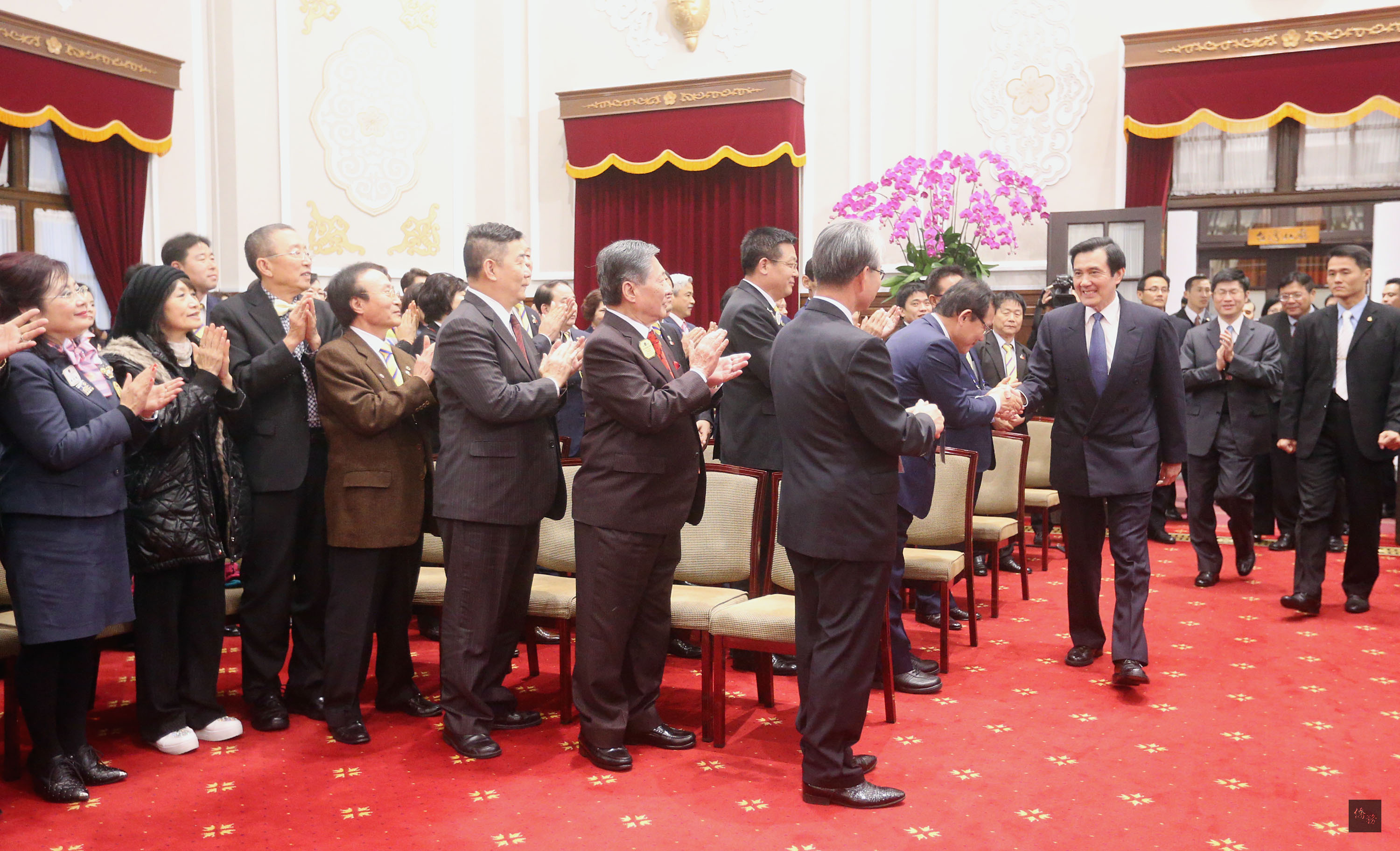 總統馬英九（前右）6日在總統府接見國際獅子會300A2區領導幹部暨韓國、日本、菲律賓及泰國代表團，並感謝他們對社會的諸多貢獻。（中央社提供）