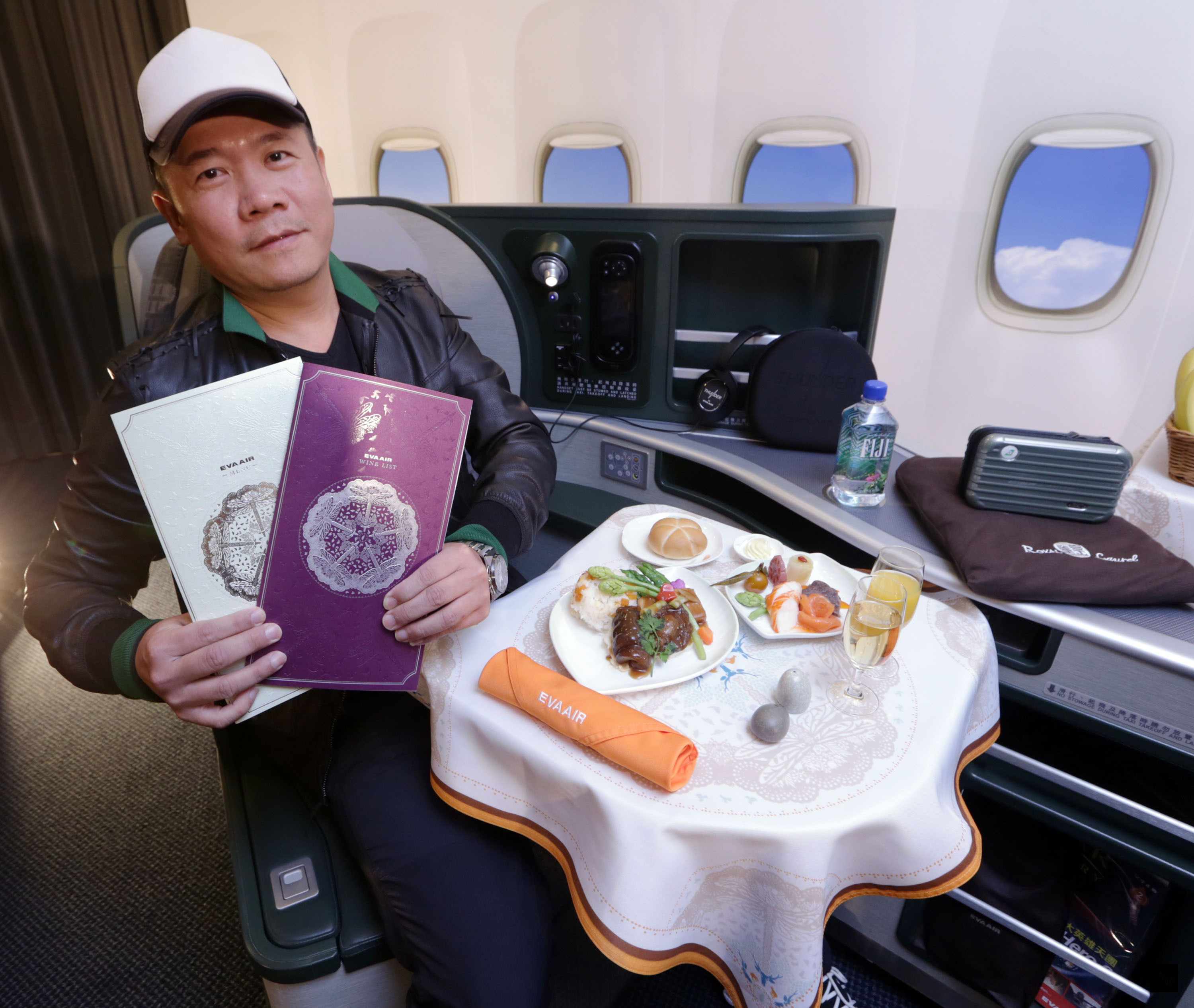 長榮航空在台北舉行記者會,發表設計師蕭青陽(圖)為長榮打造「故事島-寰宇」系列機內餐飲桌布與酒菜單,把台灣元素融入設計,用創意美學豐富旅客的搭機時光。(中央社提供)