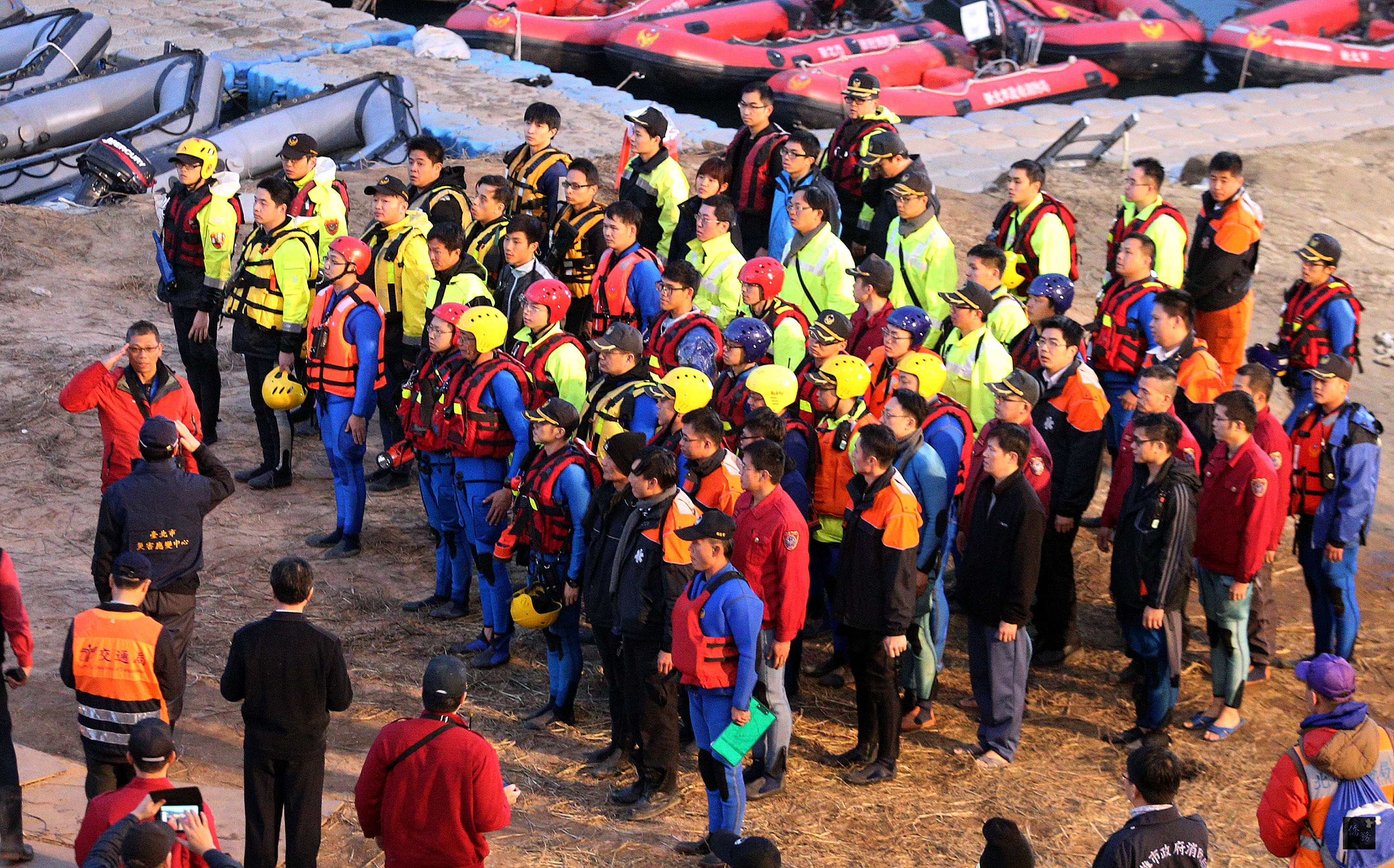 復興航空空難第9天,救難人員日前在二號水門附近水域,尋獲最後1具遺體。現場指揮官向堅持到最後的救難人員致謝。(中央社提供)