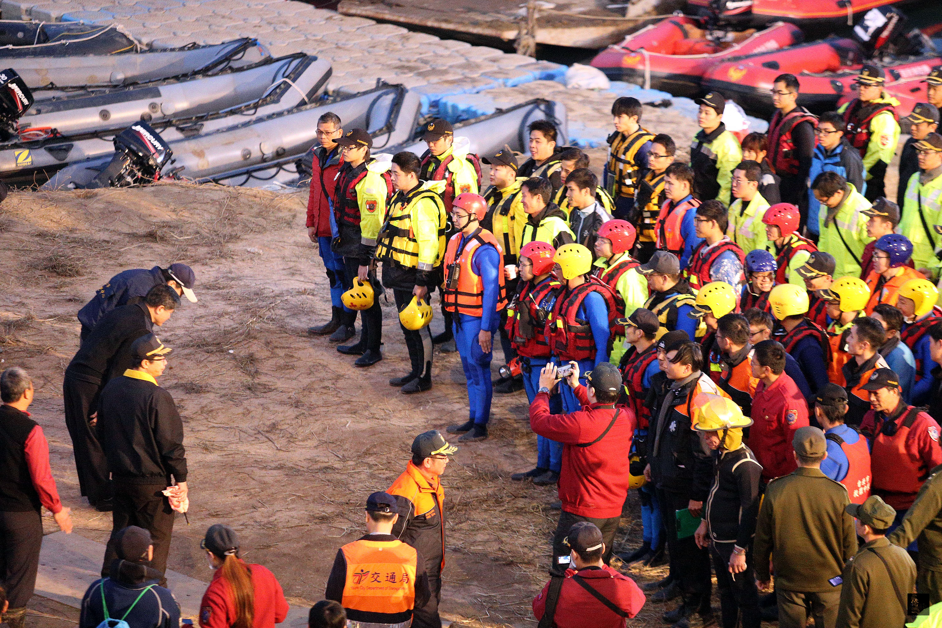 復興航空空難第9天,救難人員日前在二號水門附近水域,尋獲最後1具遺體。現場指揮官向堅持到最後的救難人員致謝。(中央社提供)