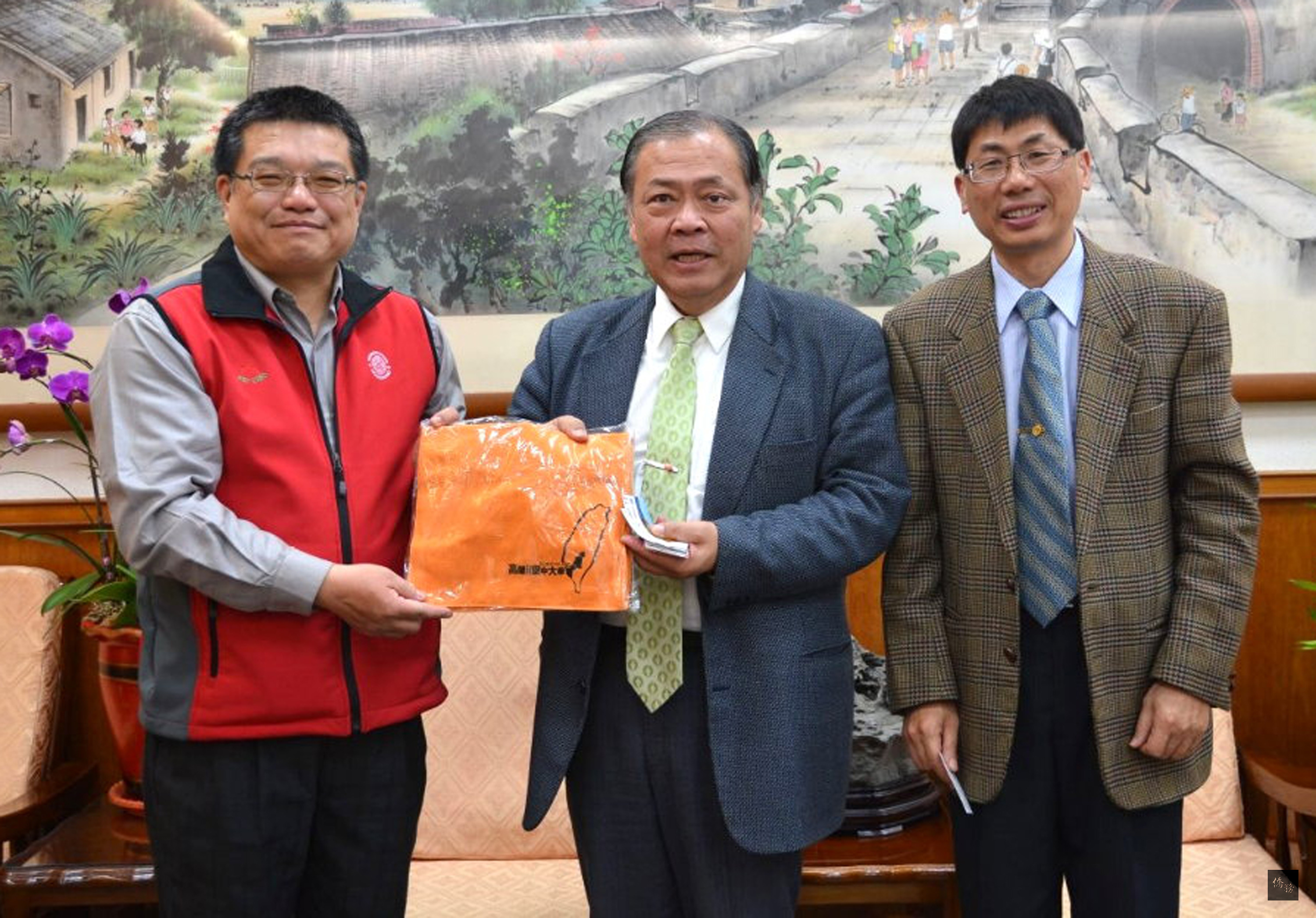 高雄市立空中大學通識教育中心主任胡以祥(左),拜會澎湖縣長陳光復(中),表示高市空大提供澎湖多元進修平台,將高雄城市學引進澎湖,澎湖褒歌等特有文化則導引至高雄,開啟區域聯合治理的新頁。(中央社提供)