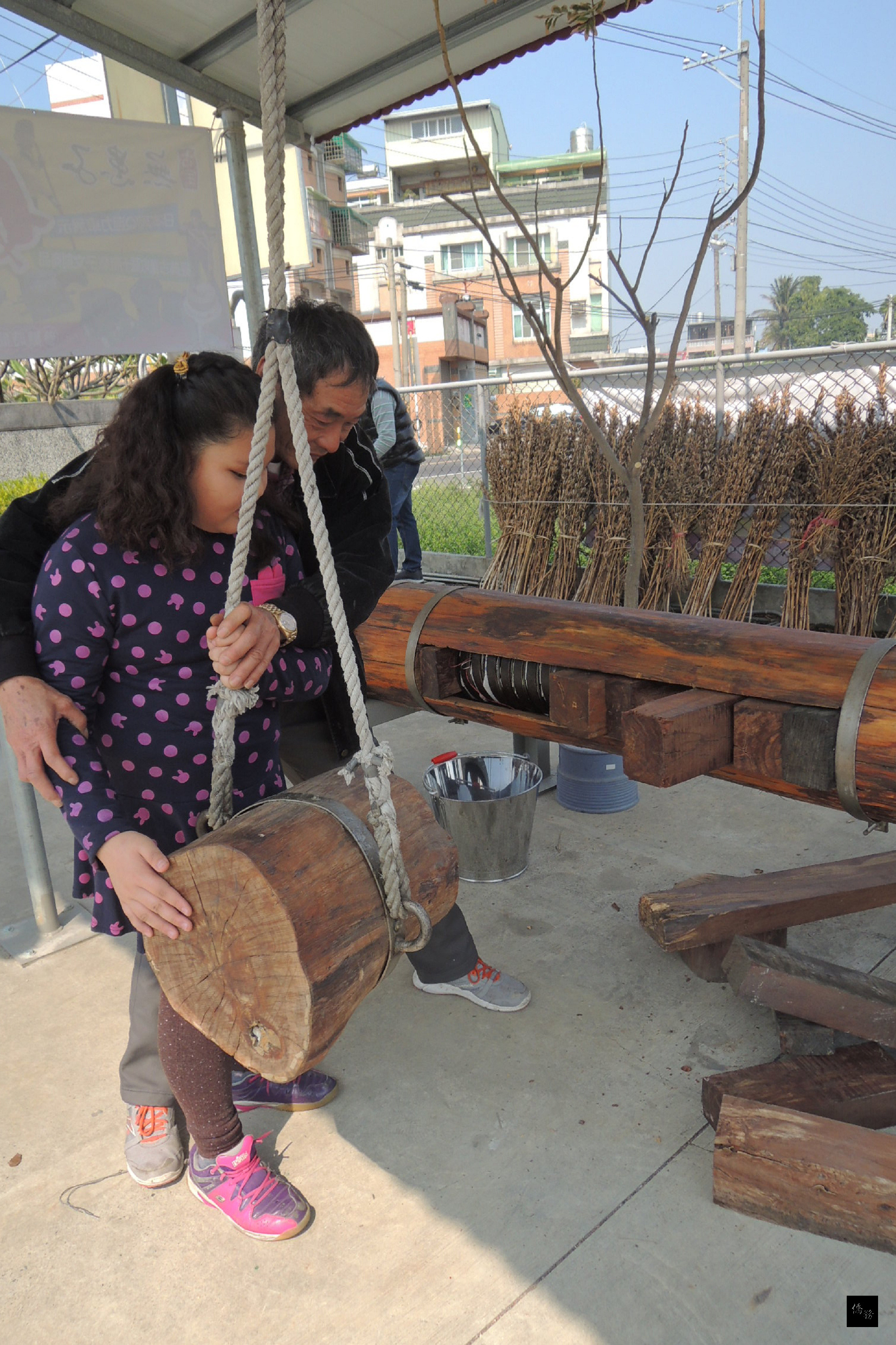 位於台南市安定區的古寶無患子園區農曆年節期間推出「親春好七淘」活動，安排早期的榨麻油車等文物讓遊客體驗。（中央社提供）