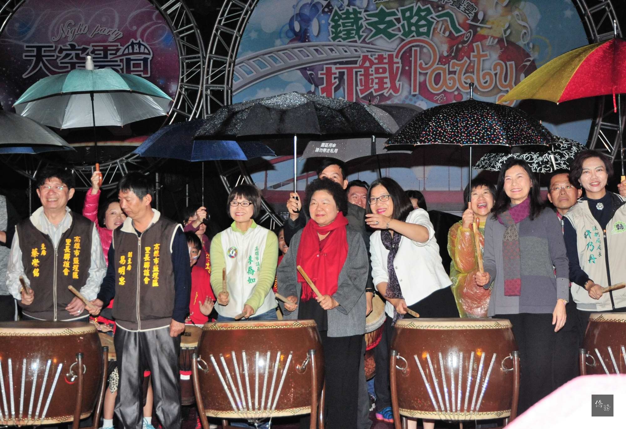 鼓山天空雲台地景饗宴點燈開幕,高雄市長陳菊(中)歡迎民眾春節來此走春賞燈,一睹高雄多元風貌。(高雄市政府提供)