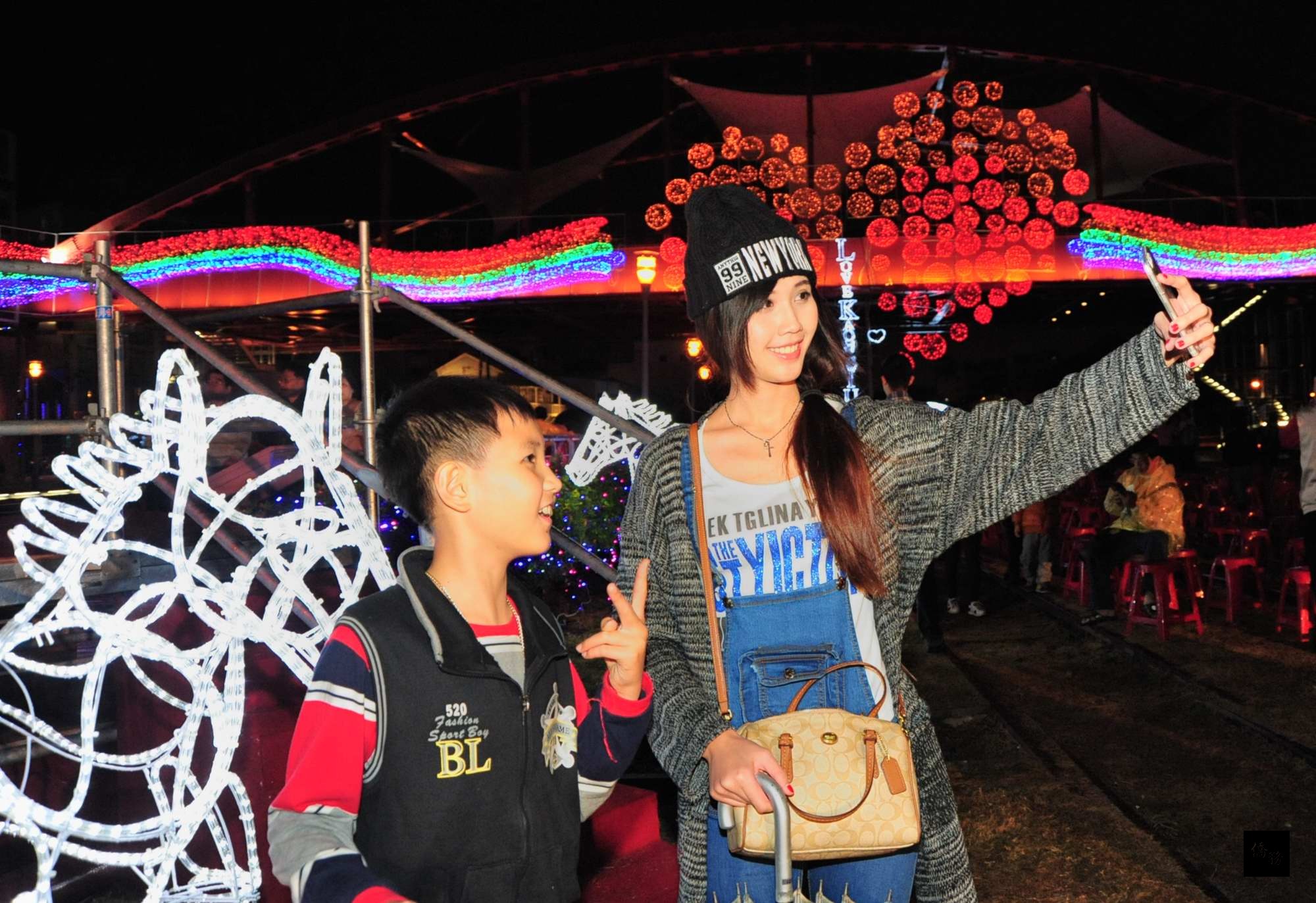 鼓山天空雲台地景饗宴點燈開幕,民眾駐足欣賞拍照。(高雄市政府提供)
