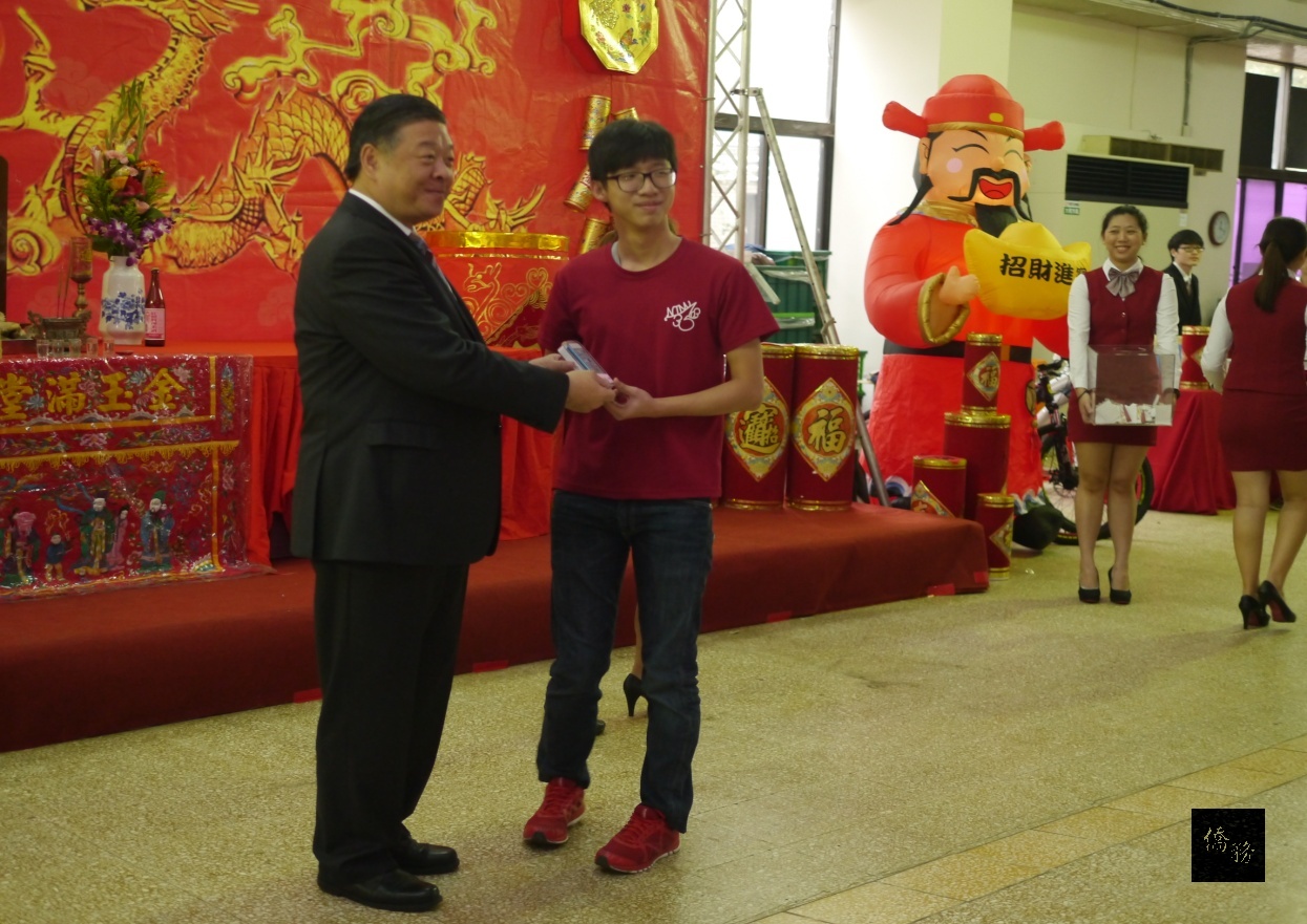 僑務委員會副委員長呂元榮參加國立台灣師範大學僑生先修部舉辦的僑生春節祭祖暨師生聯歡餐會，與僑生同學合影。