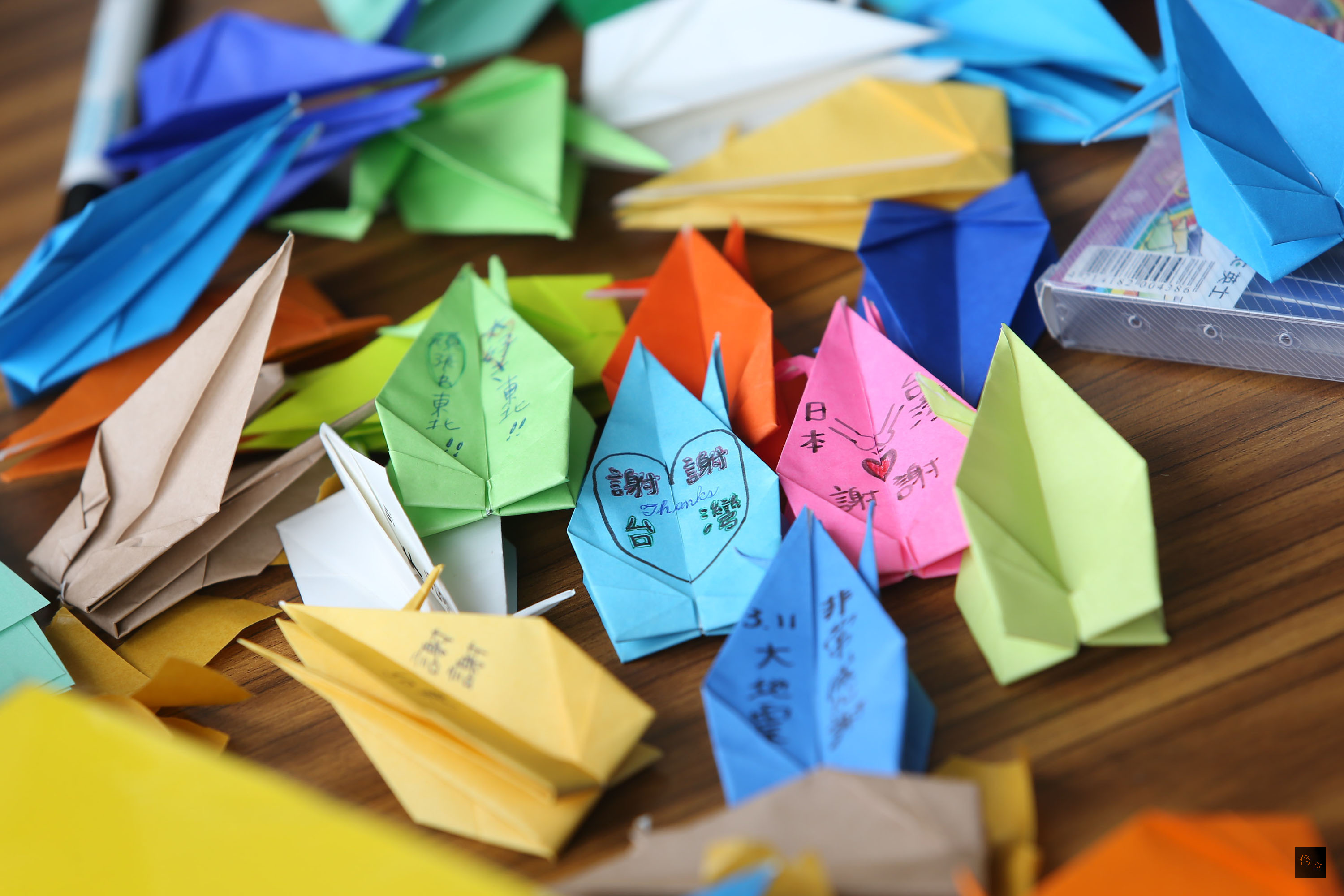 日本三一一大地震將滿4週年,日本人留學生在淡水舉行「謝謝台灣」活動,邀請民眾摺紙鶴祈福。(中央社提供)