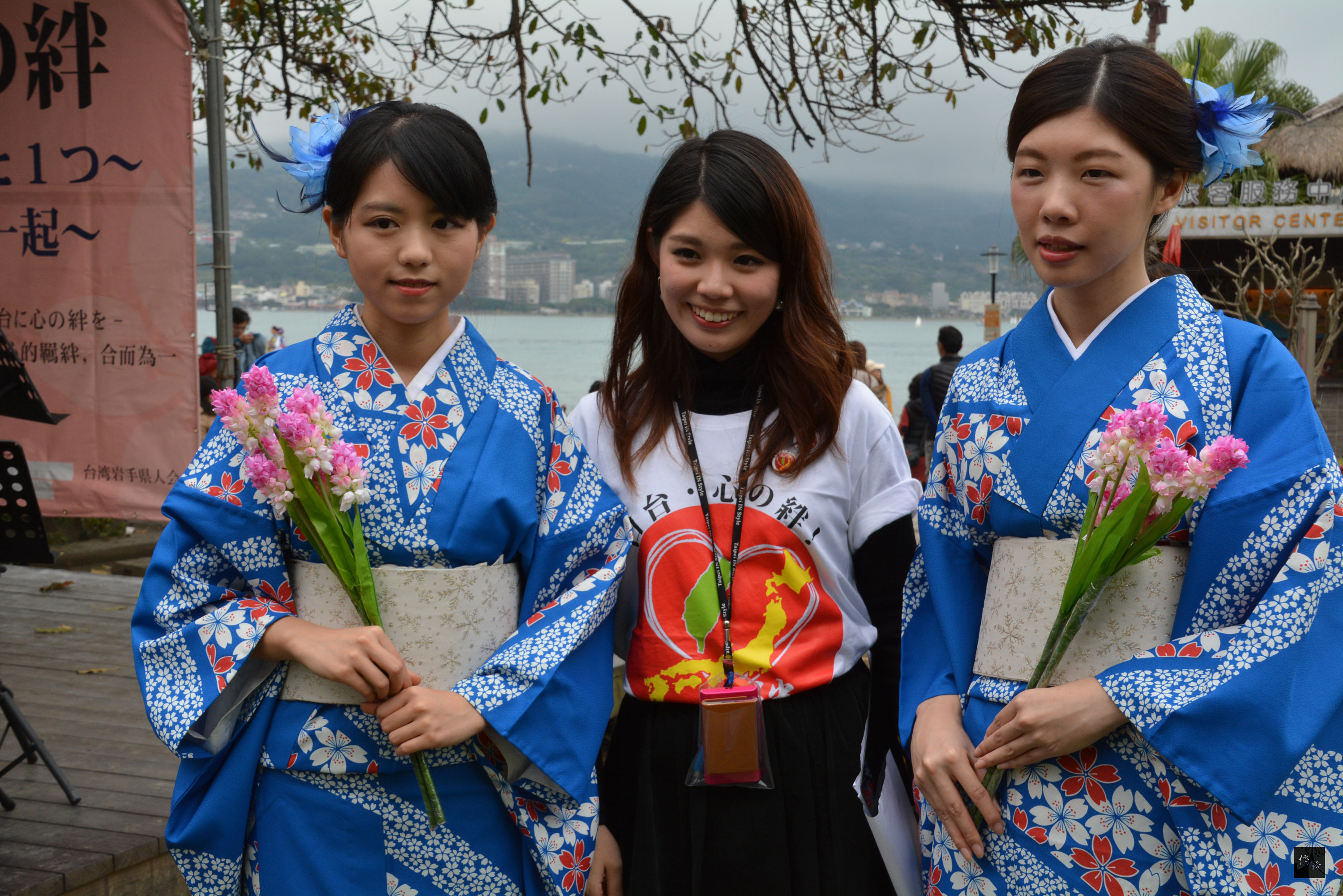台灣的日本留學生石黑亞實(中)等人,在新北市淡水發起以「永遠珍惜你我之絆」為主題活動,謝謝台灣在日本311東北大震災時,以捐款、物資鼓勵災民。(中央社提供)