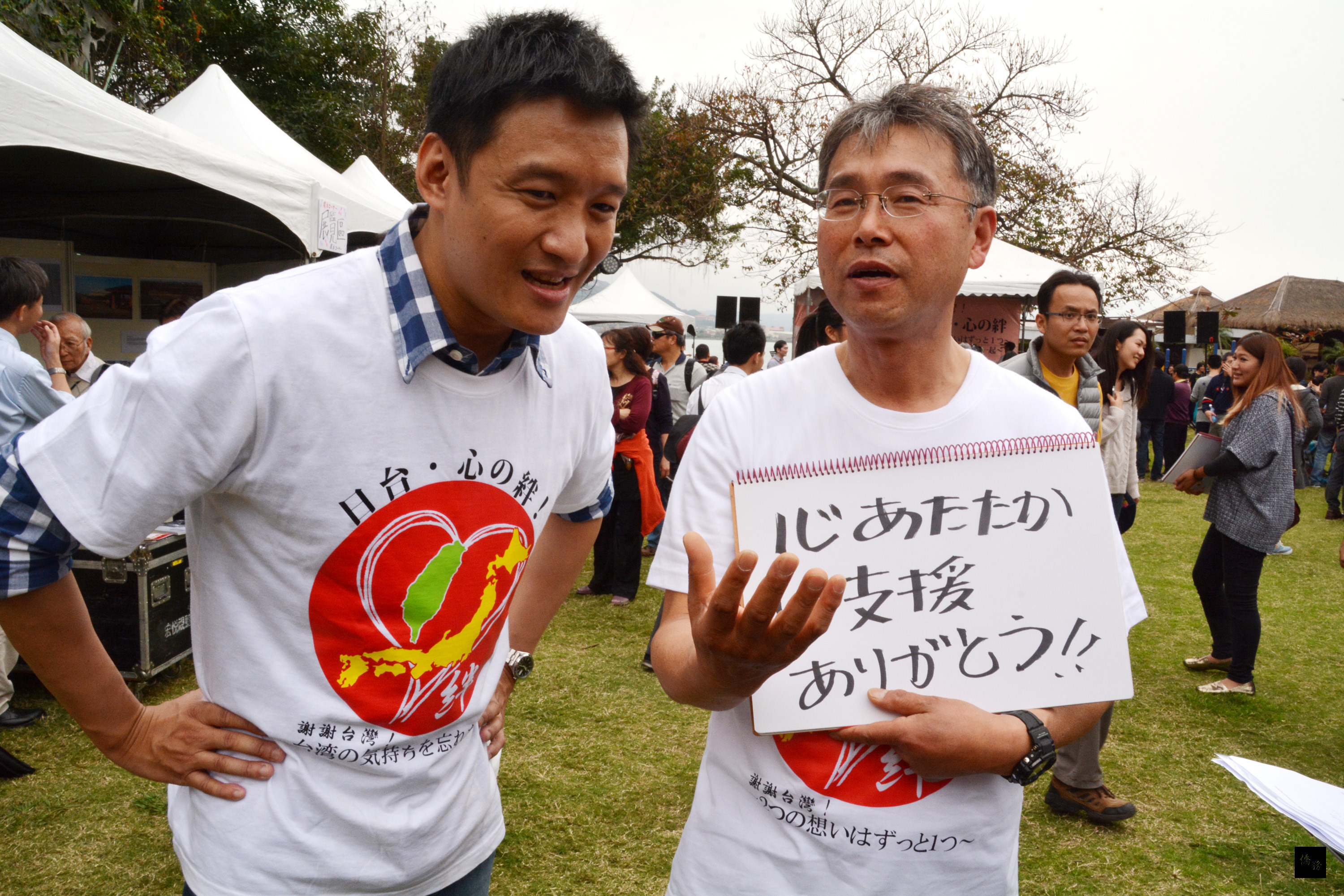 日本宮城縣商會理事長櫻井廣行(右)在「謝謝台灣」活動表示,日本崇尚儒家,但與台灣在伸援311地震的無私奉獻精神比起來,根本微不足道。(中央社提供)