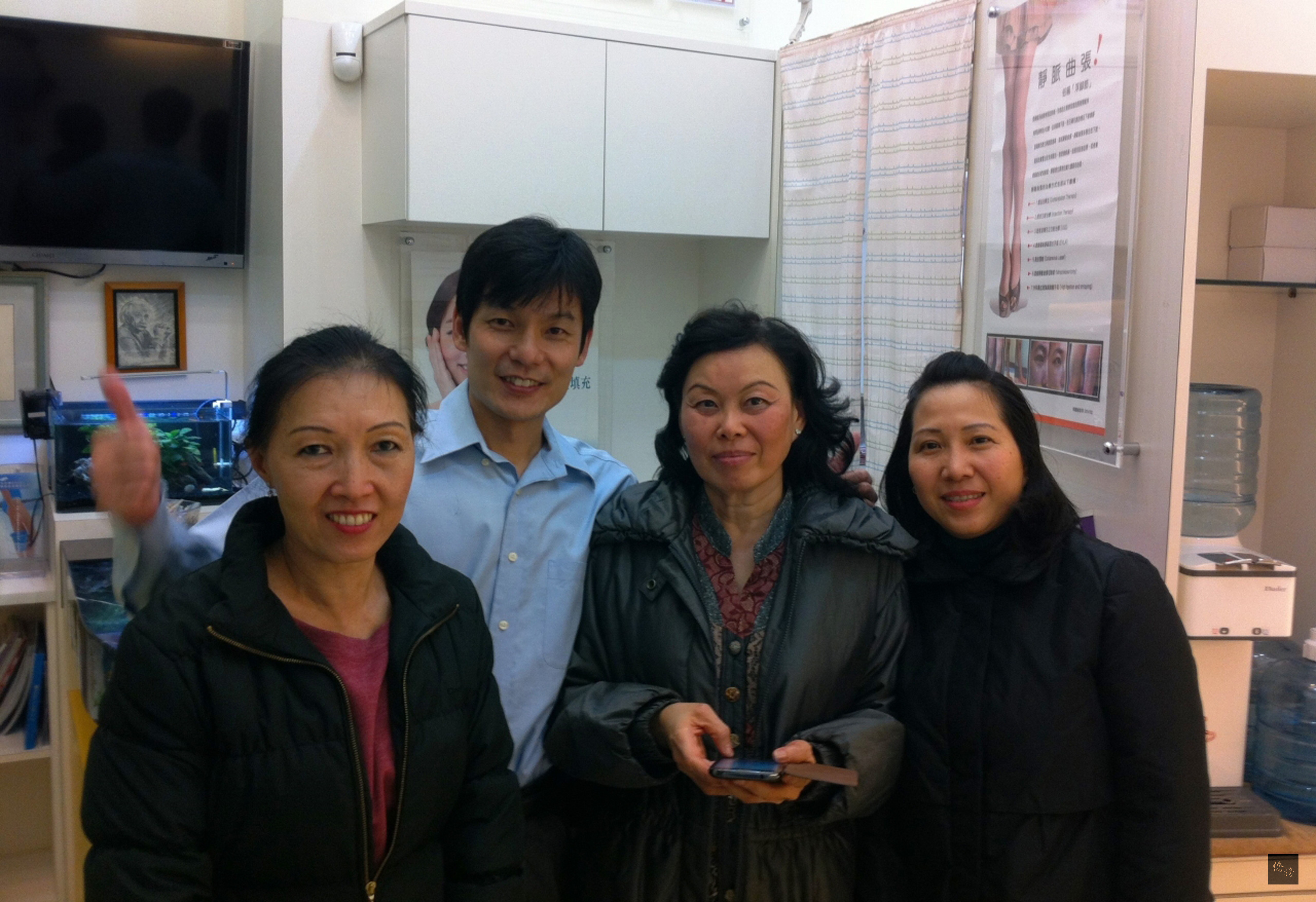 台灣醫學發達,收費又比先進國家低廉,台中市開業醫師陳建彰(左二)最近就收治3名印尼華僑前來治療靜脈曲張,術後3人滿意離台。(中央社提供)