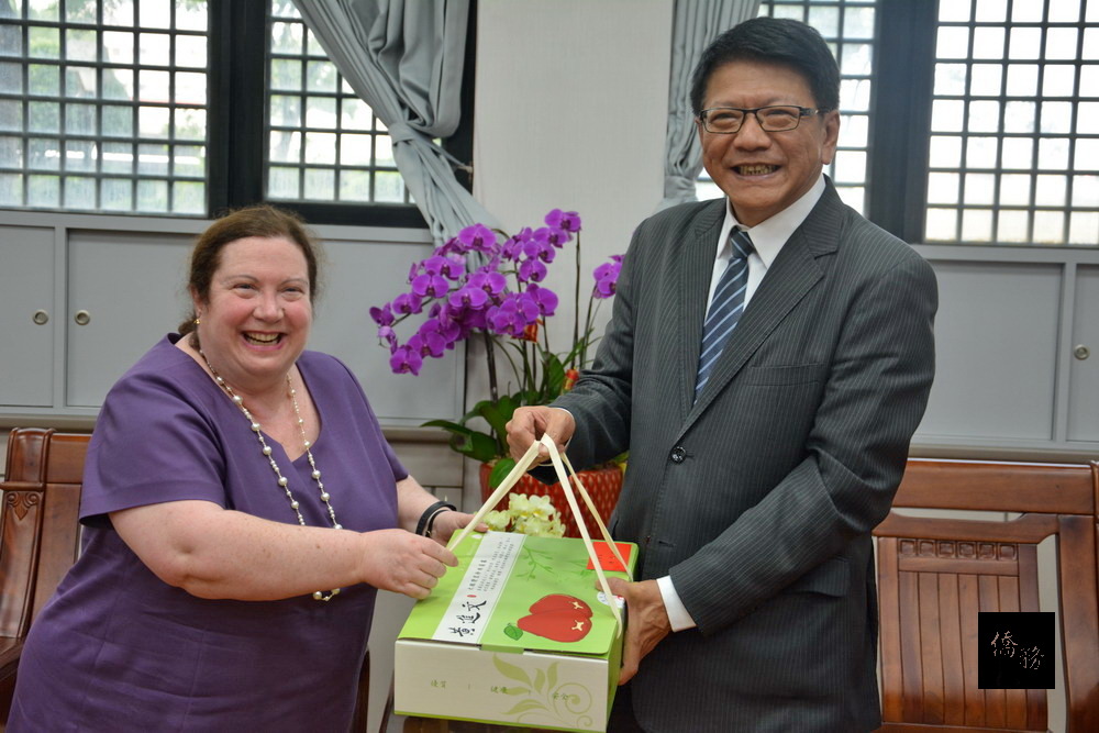 加拿大台灣辦事處代表Kathleen Mackay拜訪屏東縣長潘孟安，雙方針對農產品發展及觀光推動交換意見。（屏東縣政府提供）