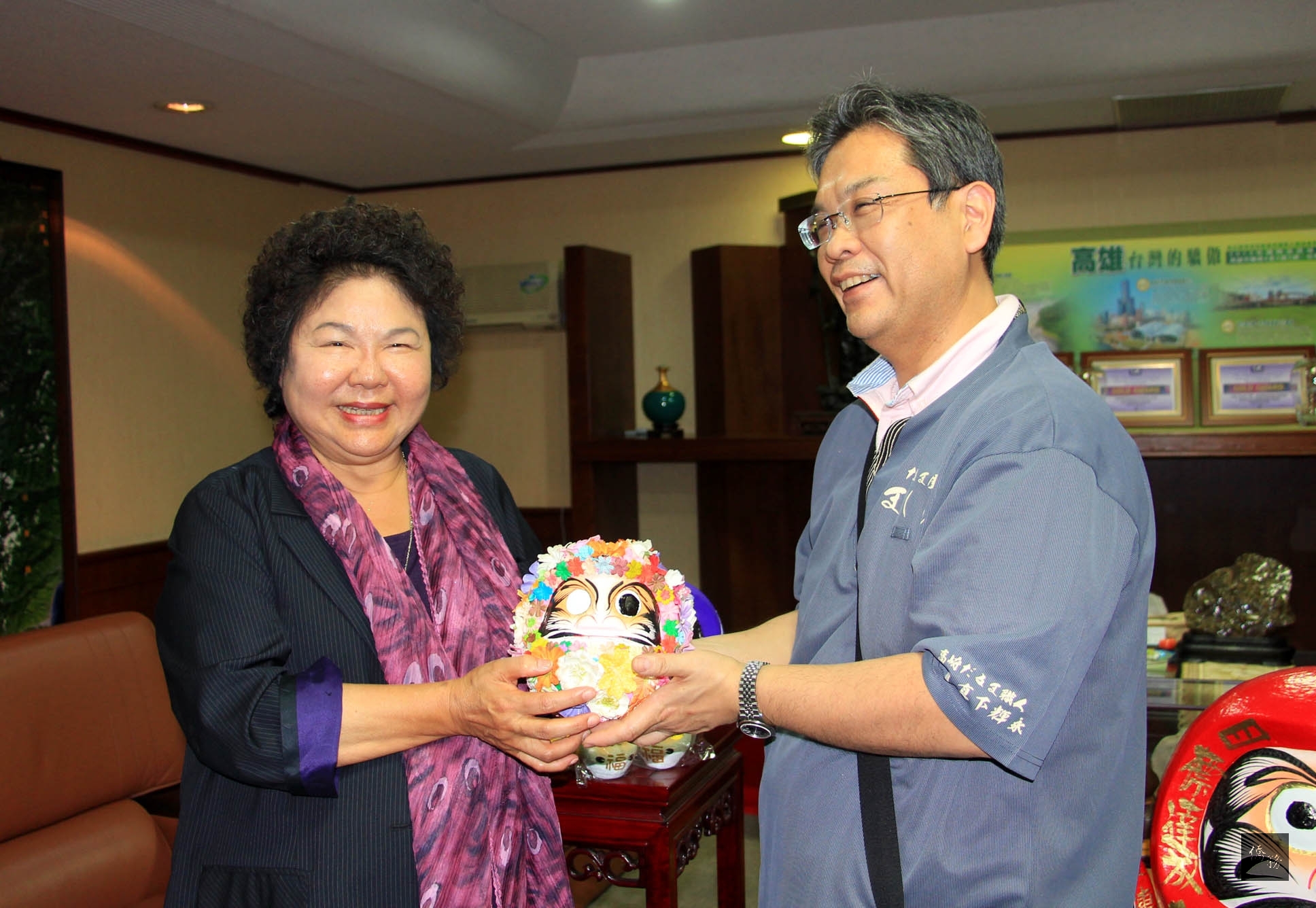 日本群馬縣高崎達摩第三代傳人真下輝永拜會高雄市長陳菊，共同為先前致贈給高雄市政府的「必勝達摩」進行點睛儀式。（高雄市政府提供）