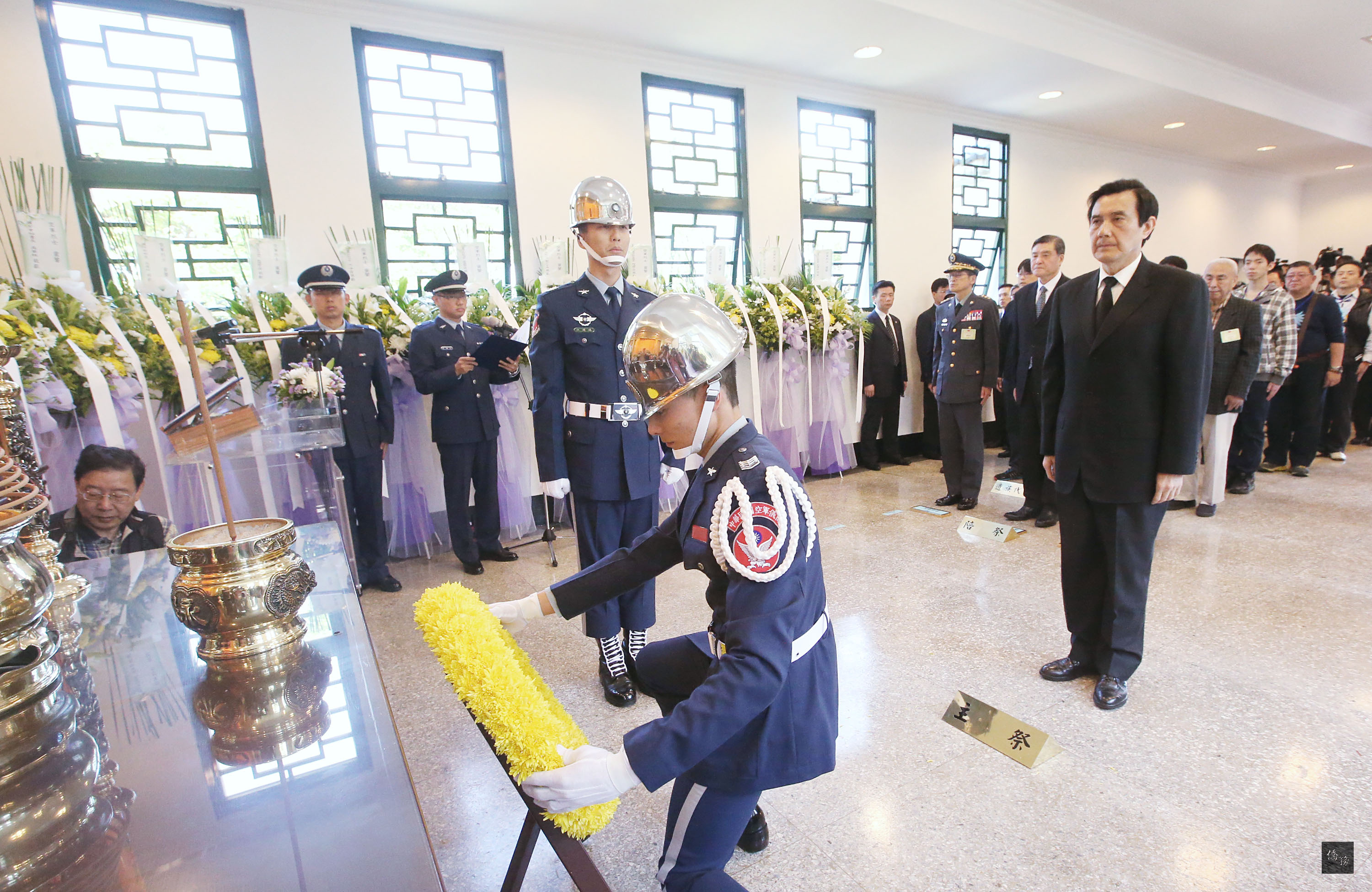 總統馬英九（前右）3月29日在新北市出席104年空軍公墓春祭典禮，表達政府對空軍將士的追念，慰告忠烈英靈。（中央社提供）