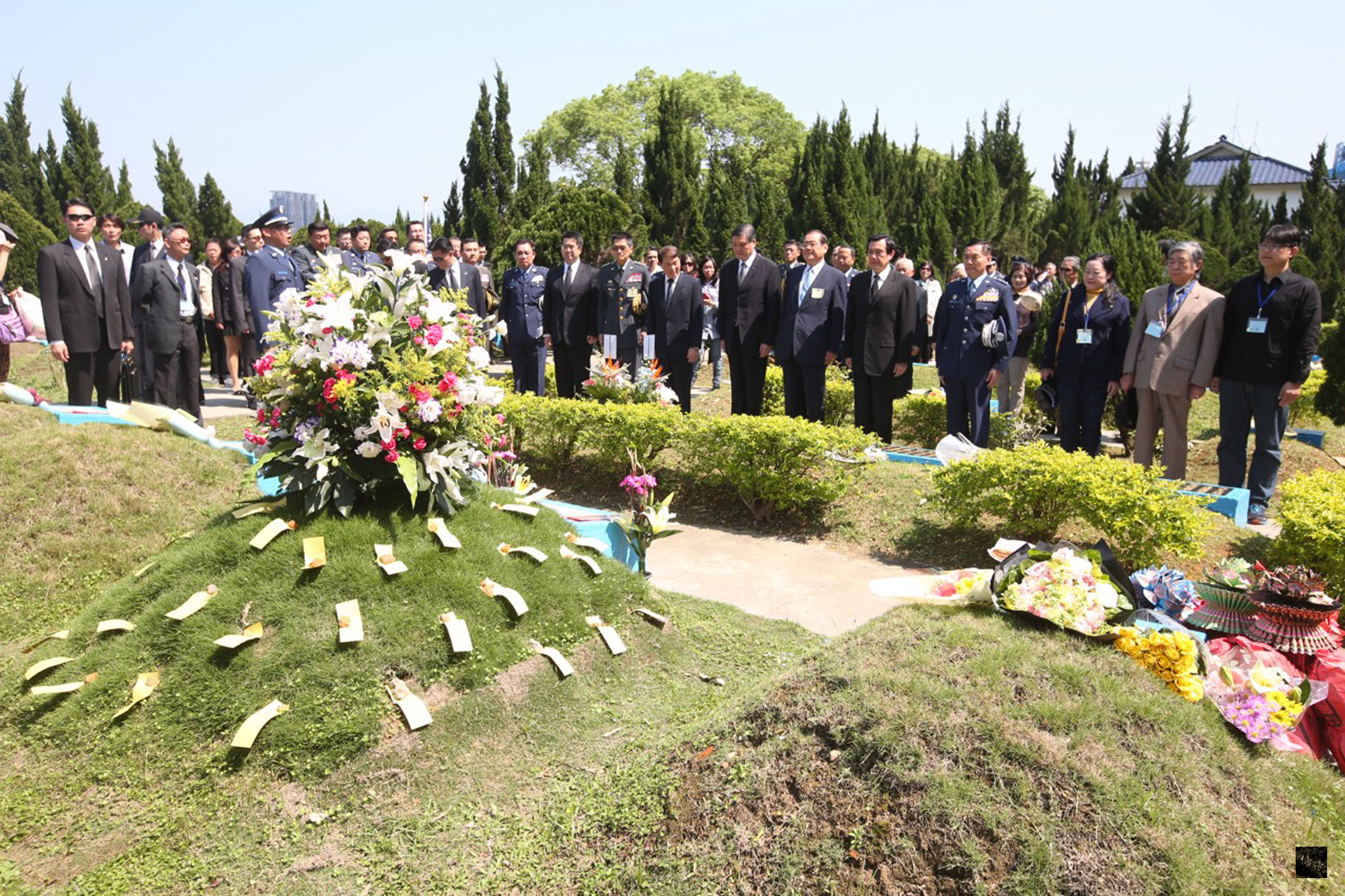 總統馬英九（前右五）3月29日在新北市新店碧潭空軍公墓出席104年空軍公墓春祭典禮，圖為馬總統在黑蝙蝠烈士墓塚區致意。（中央社提供）