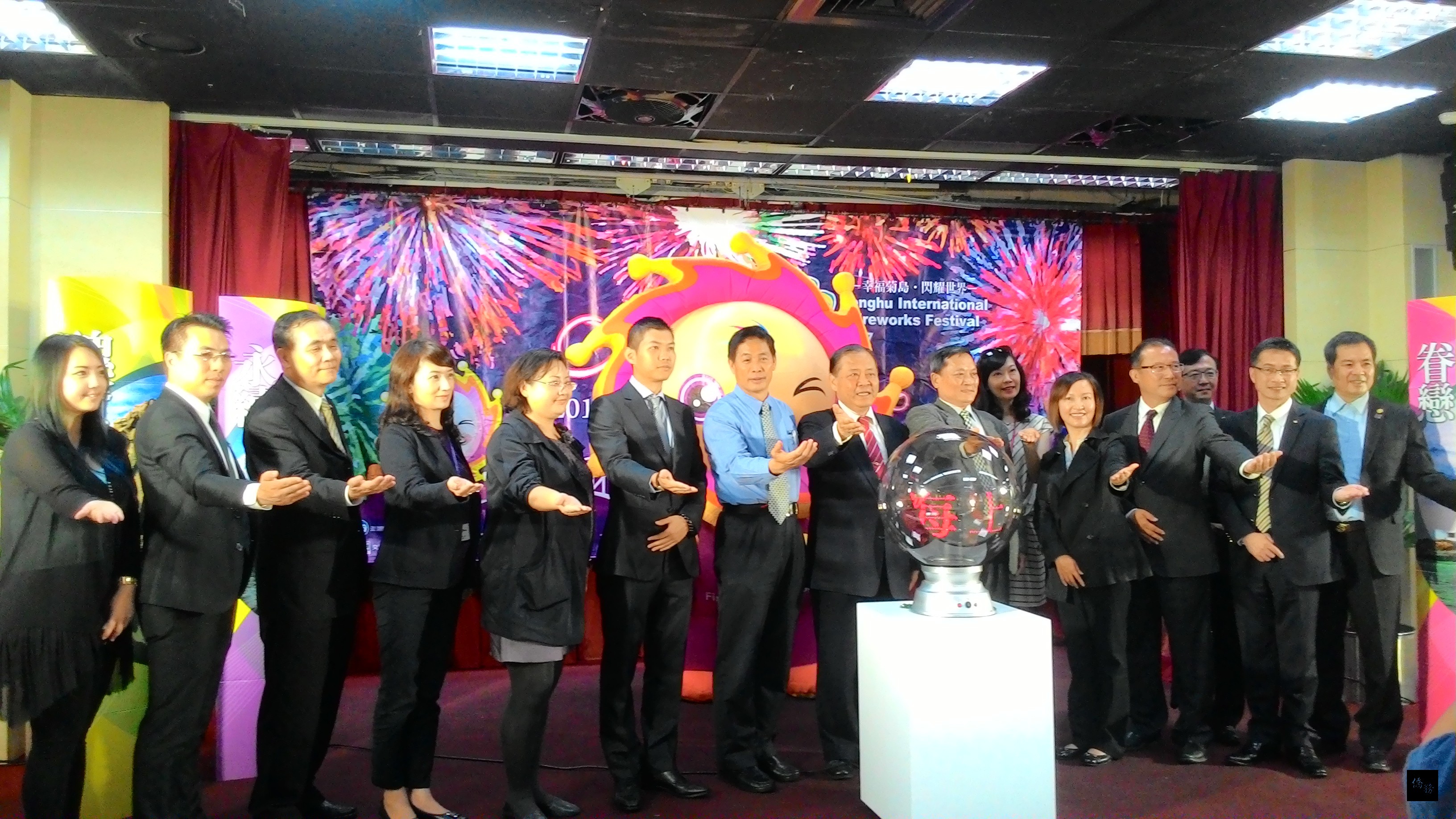 澎湖縣舉辦澎湖海上花火節記者會,邀請民眾到澎湖感受絢爛煙火。(澎湖縣政府提供)