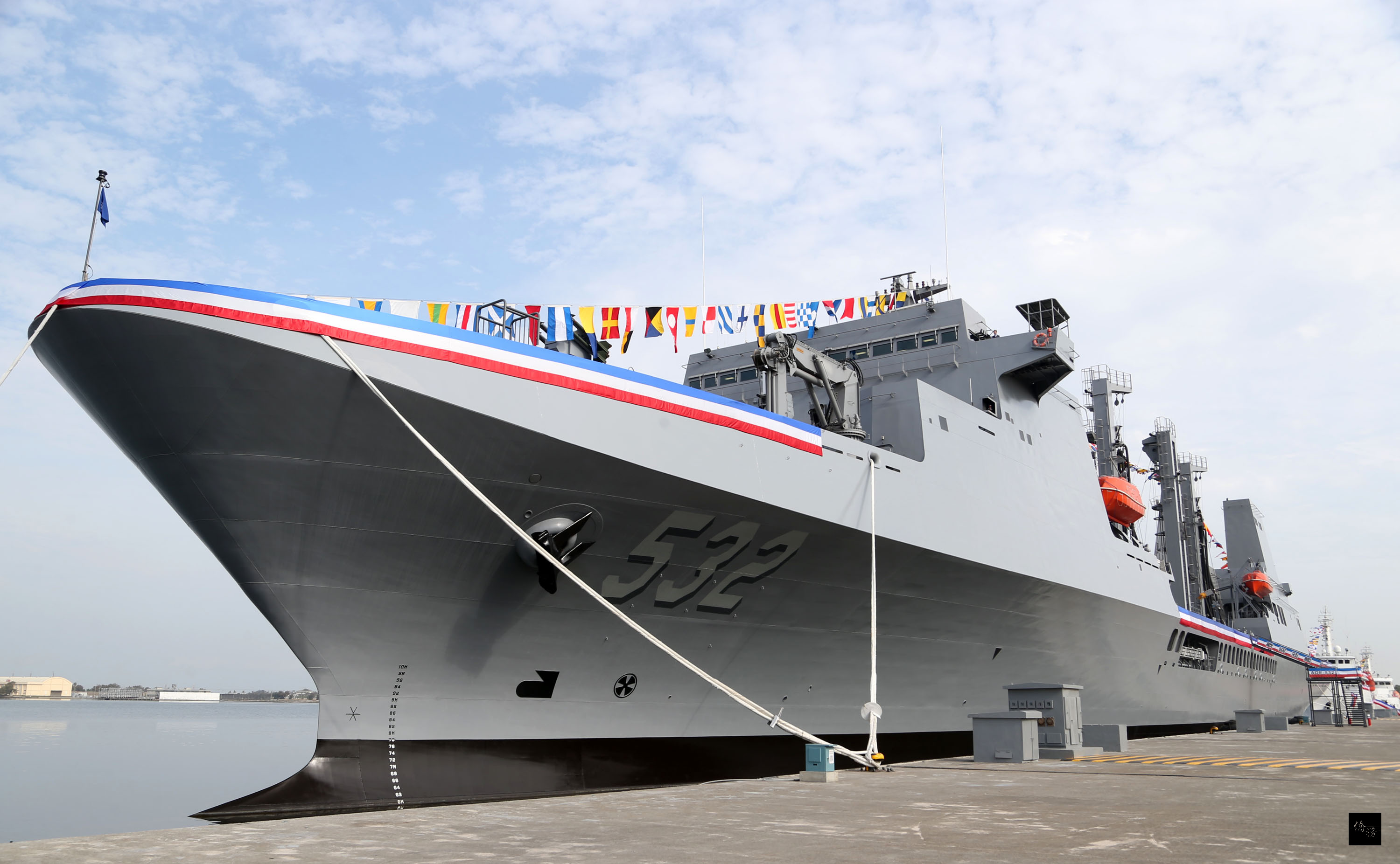 海軍磐石軍艦和沱江軍艦3月31日在高雄左營軍港水星碼頭舉行聯合成軍典禮,磐石軍艦(圖)自民國101年12月開工,於104年1月23日交艦。(中央社提供)