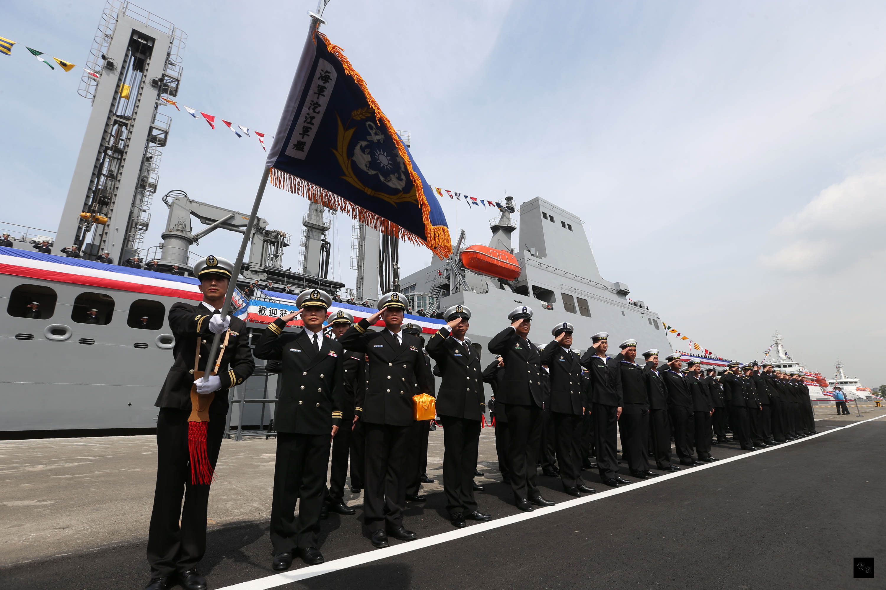 海軍磐石軍艦和沱江軍艦3月31日在高雄左營軍港水星碼頭舉行聯合成軍典禮,配合成軍典禮,海軍舉行碼頭靠泊校閱典禮,總統馬英九親臨校閱。(中央社提供)