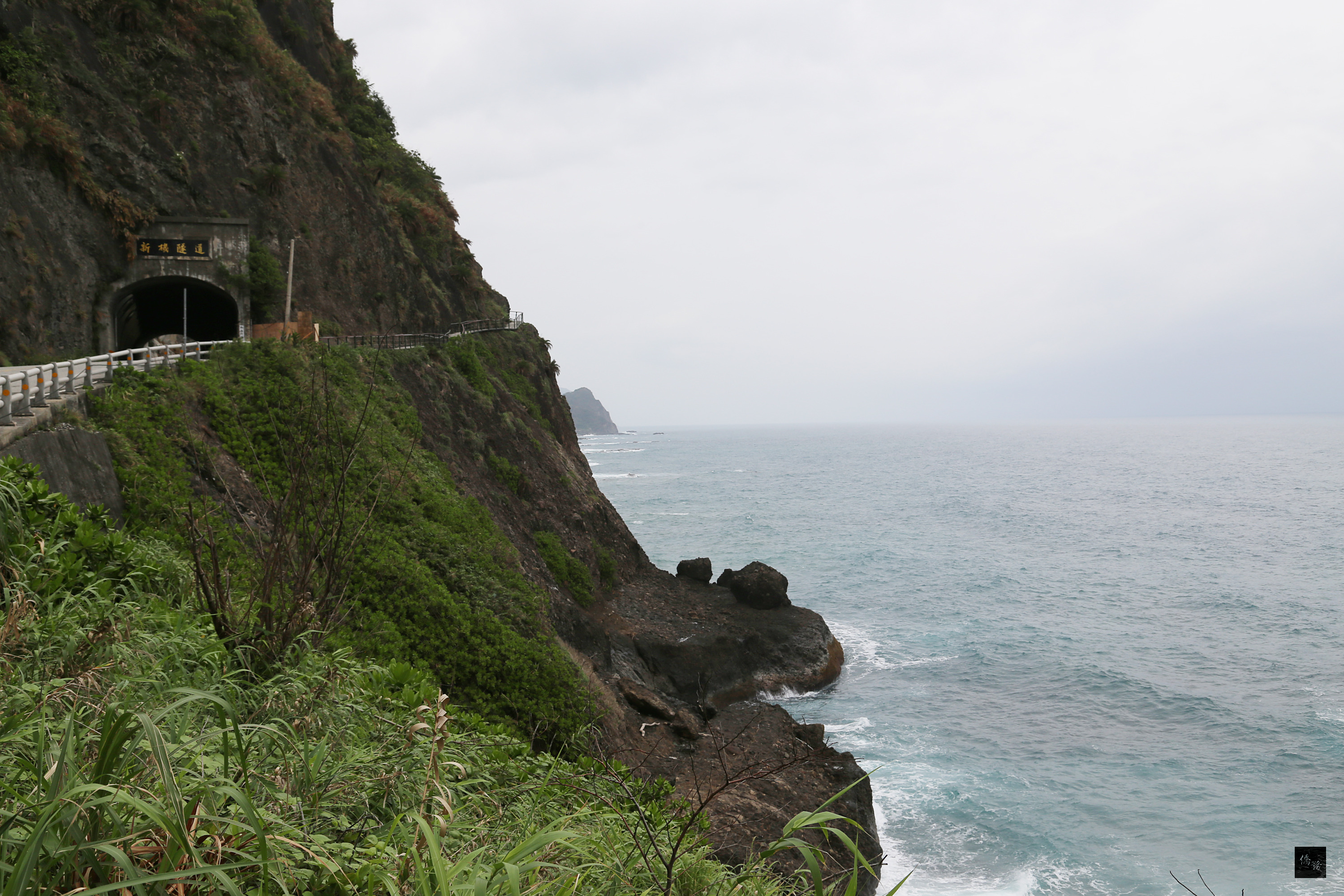 豐濱鄉親不知子斷崖古道因年久失修與崩塌,已無法通行,豐濱鄉公所興建此處步道,還沒完工就因網友轉貼照片爆紅,盼開放後成為花東新亮點。(中央社提供)