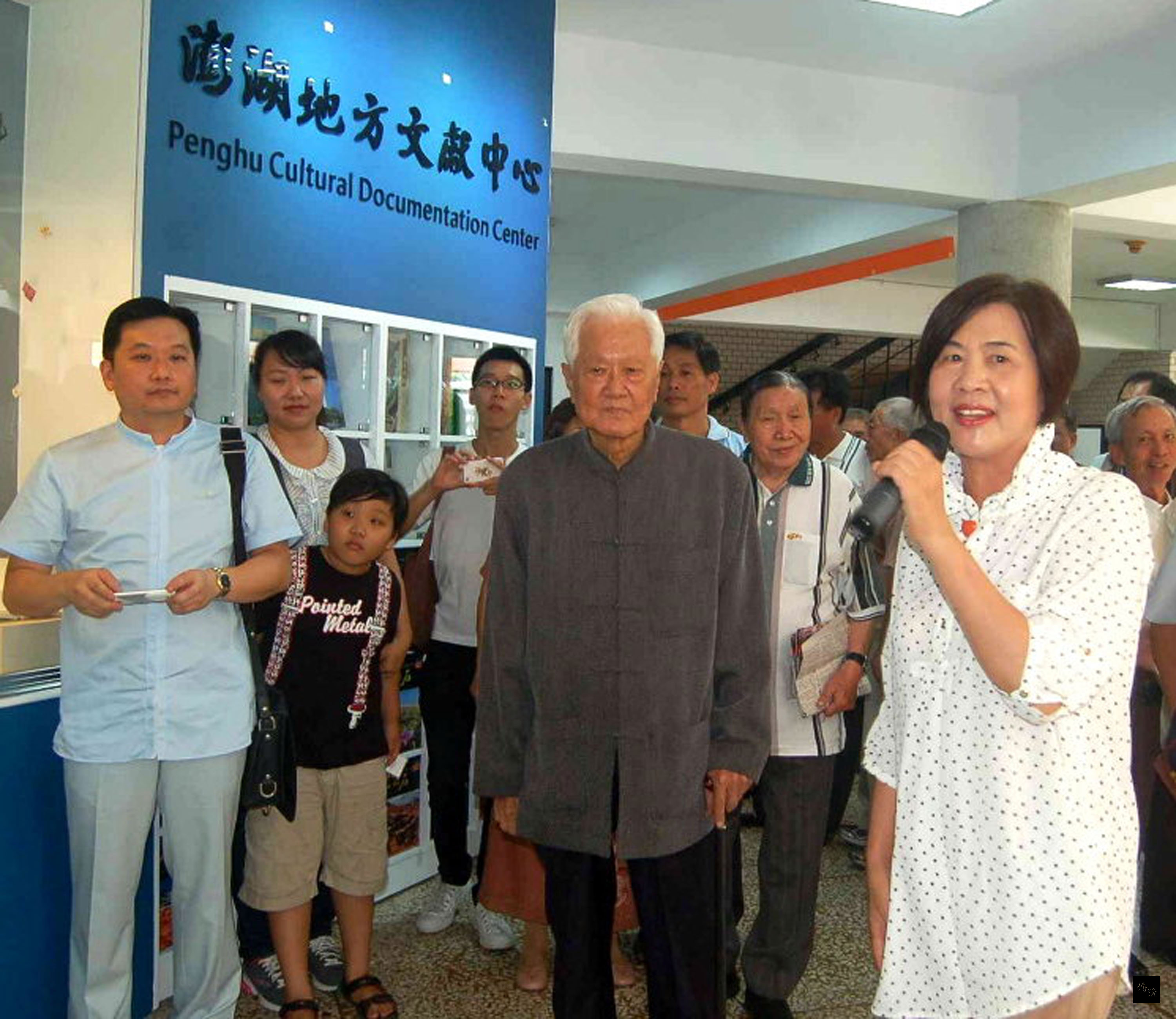 澎湖已故學者、前立委陳癸淼一生特展，12日起在澎湖地方文獻中心展出，圖為陳癸淼（前中）前年抱病回澎參加捐贈並巡視中心藏書時所留下的最後身影。（中央社提供）