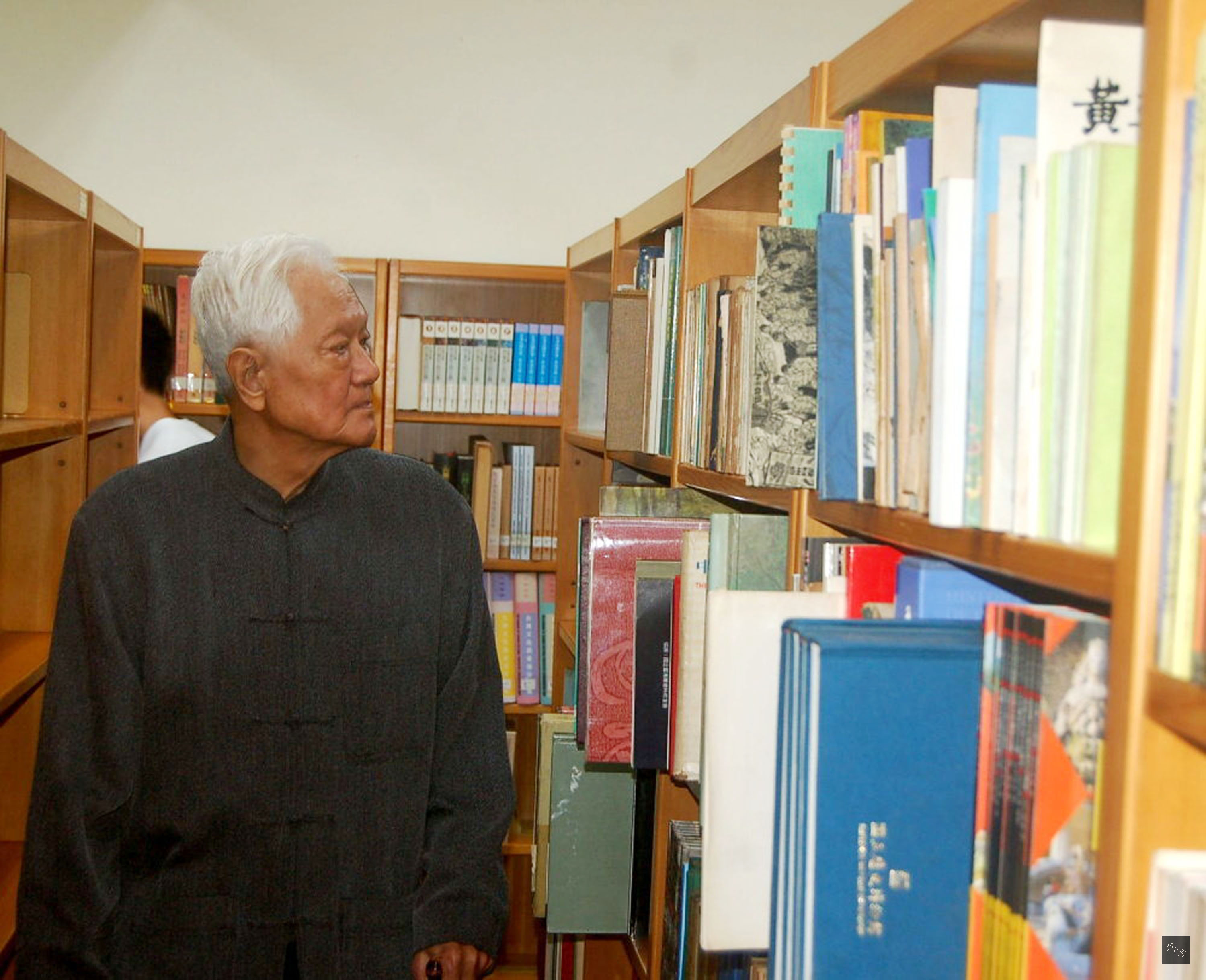 澎湖已故學者、前立委陳癸淼一生特展，12日起在澎湖地方文獻中心展出，圖為陳癸淼前年抱病回澎參加捐贈並巡視中心藏書時所留下的最後身影。（中央社提供）