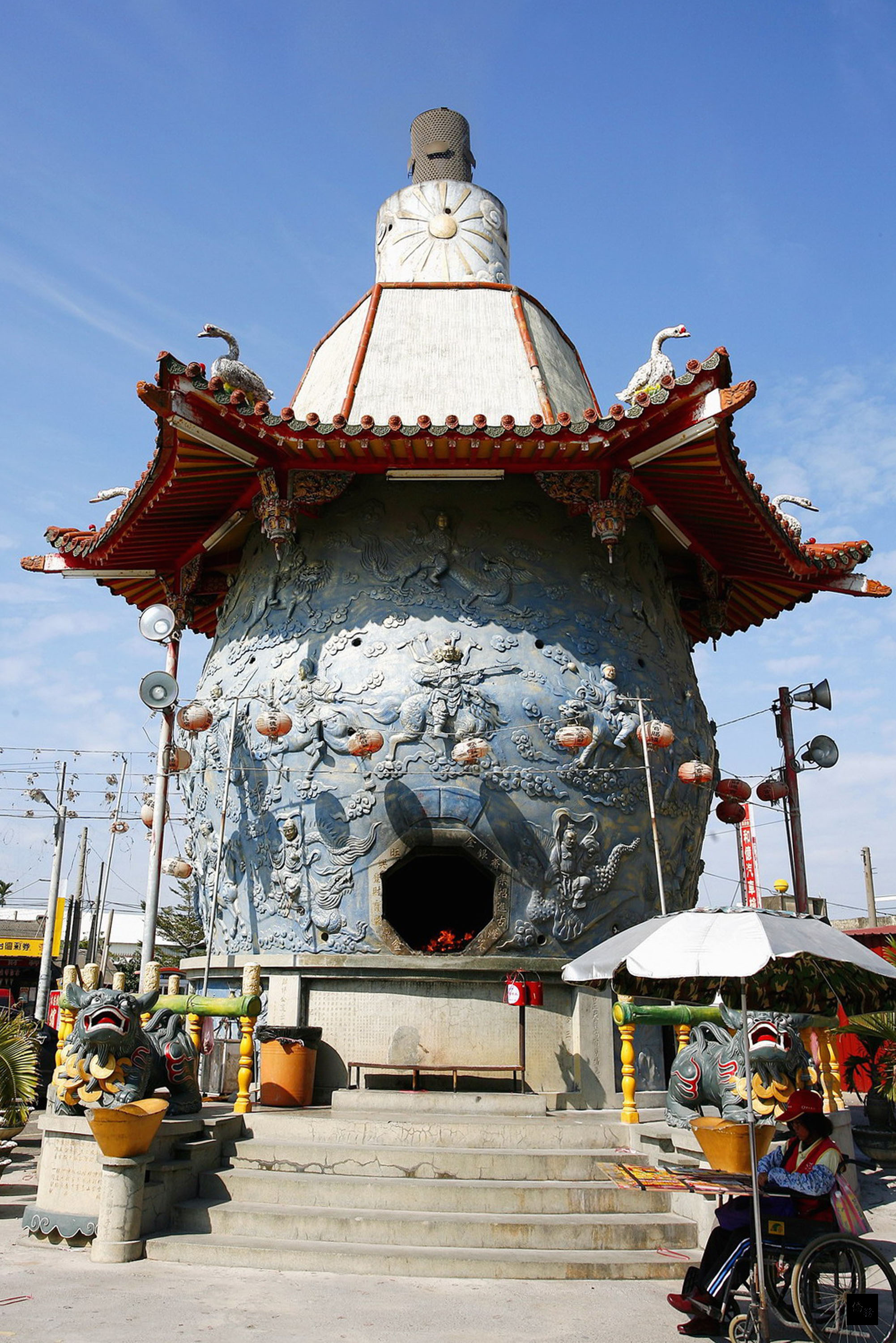 建於民國73年、高10.83公尺的北港武德宮天庫金爐，13日正式登錄金氏世界紀錄，成為世界最大金紙爐。（中央社提供）