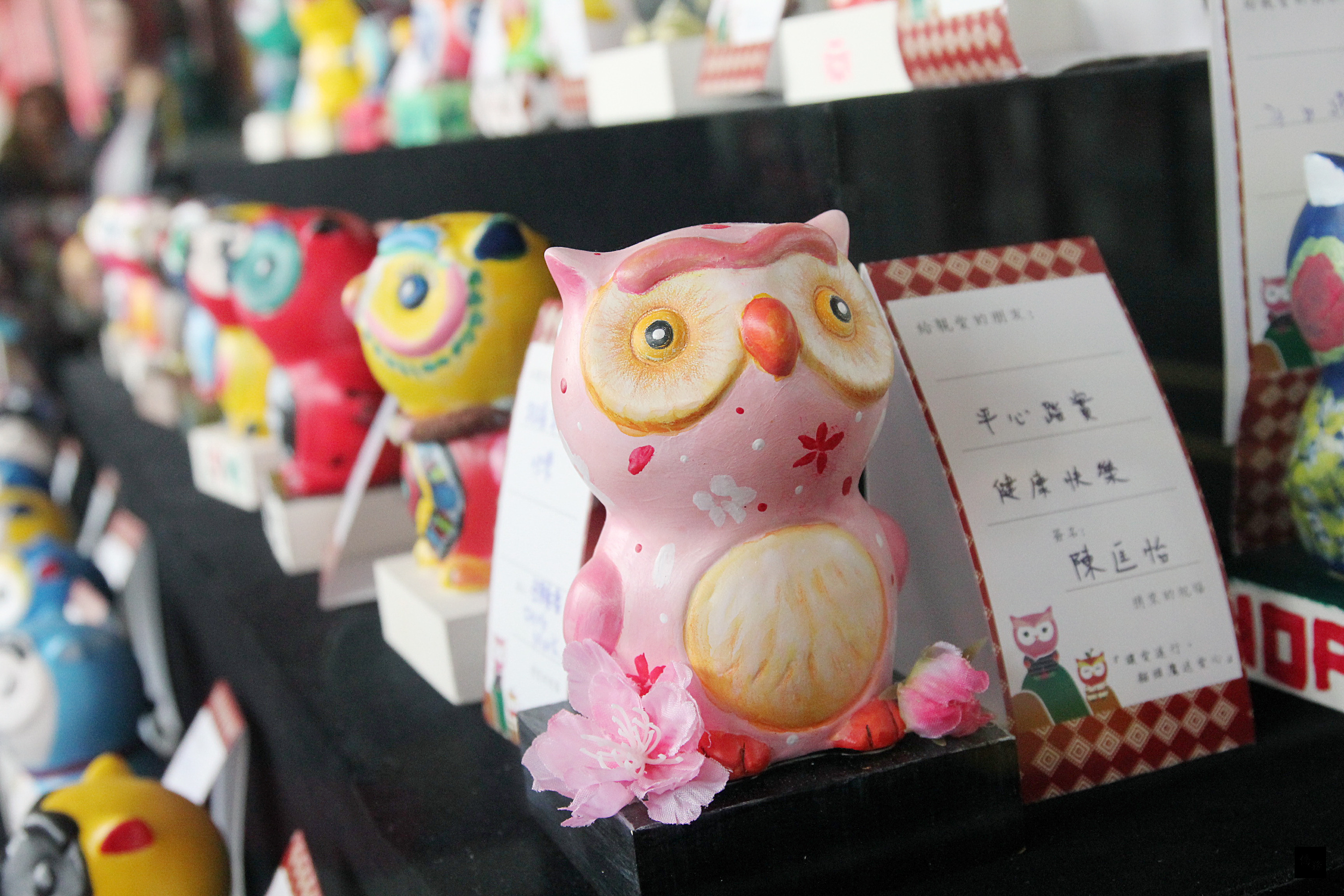 梨山賓館50週年慶推出貓頭鷹步道及藝人、政治人士所彩繪的百隻愛心貓頭鷹陶偶展。梨山賓館13日表示,盼打造梨山新亮點。(中央社提供)