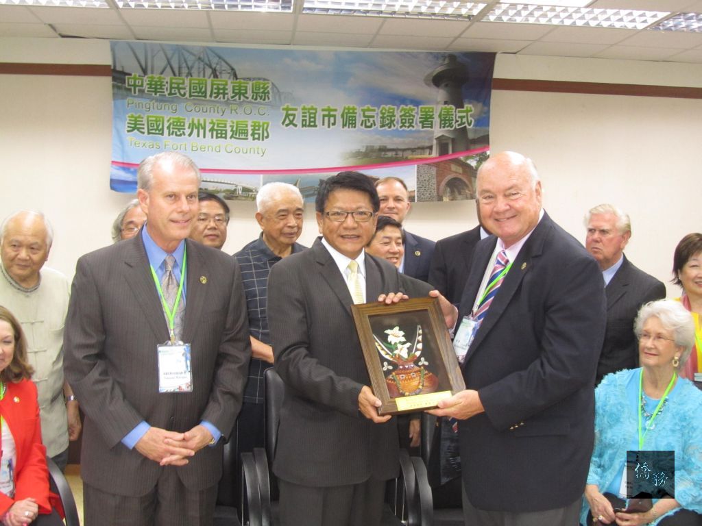 屏東縣長潘孟安（前中）23日與美國德州福遍郡簽署友好備忘錄，這也是屏東縣自1995年與國外城市締結姐妹縣後，再次拓展城市外交。（屏東縣政府提供）