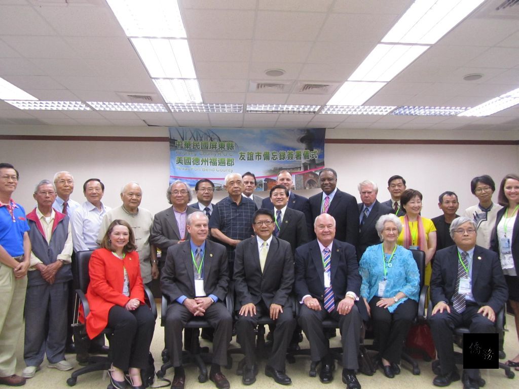 屏東縣長潘孟安（前排左三）23日與美國德州福遍郡簽署友好備忘錄，會後全體合影。（屏東縣政府提供）