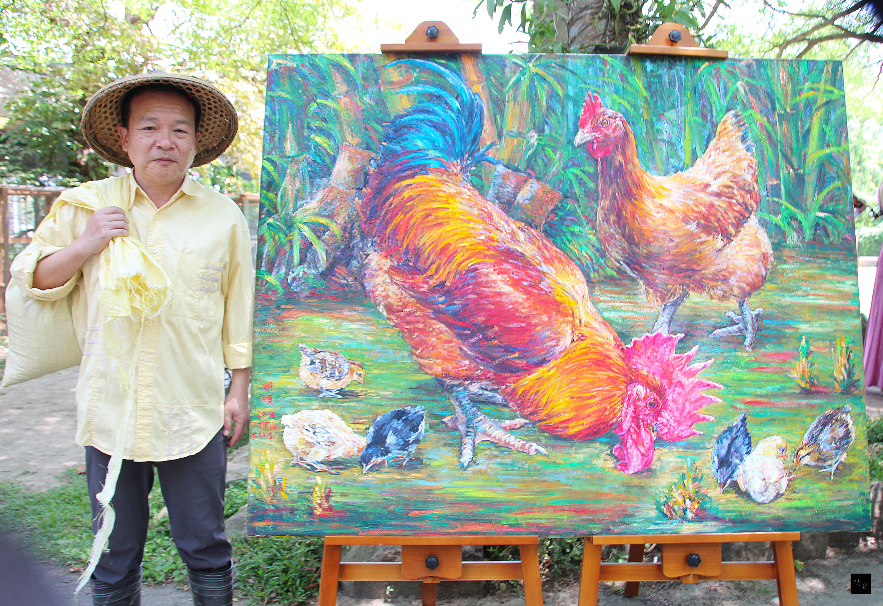 在嘉義縣番路鄉養雞、經營民宿的油畫家陳明順,一幅描繪公雞、母雞帶8隻小雞的油畫作品「幸福」入選法國藝術家沙龍,與全球名畫在法國大皇宮展出。(中央社提供)