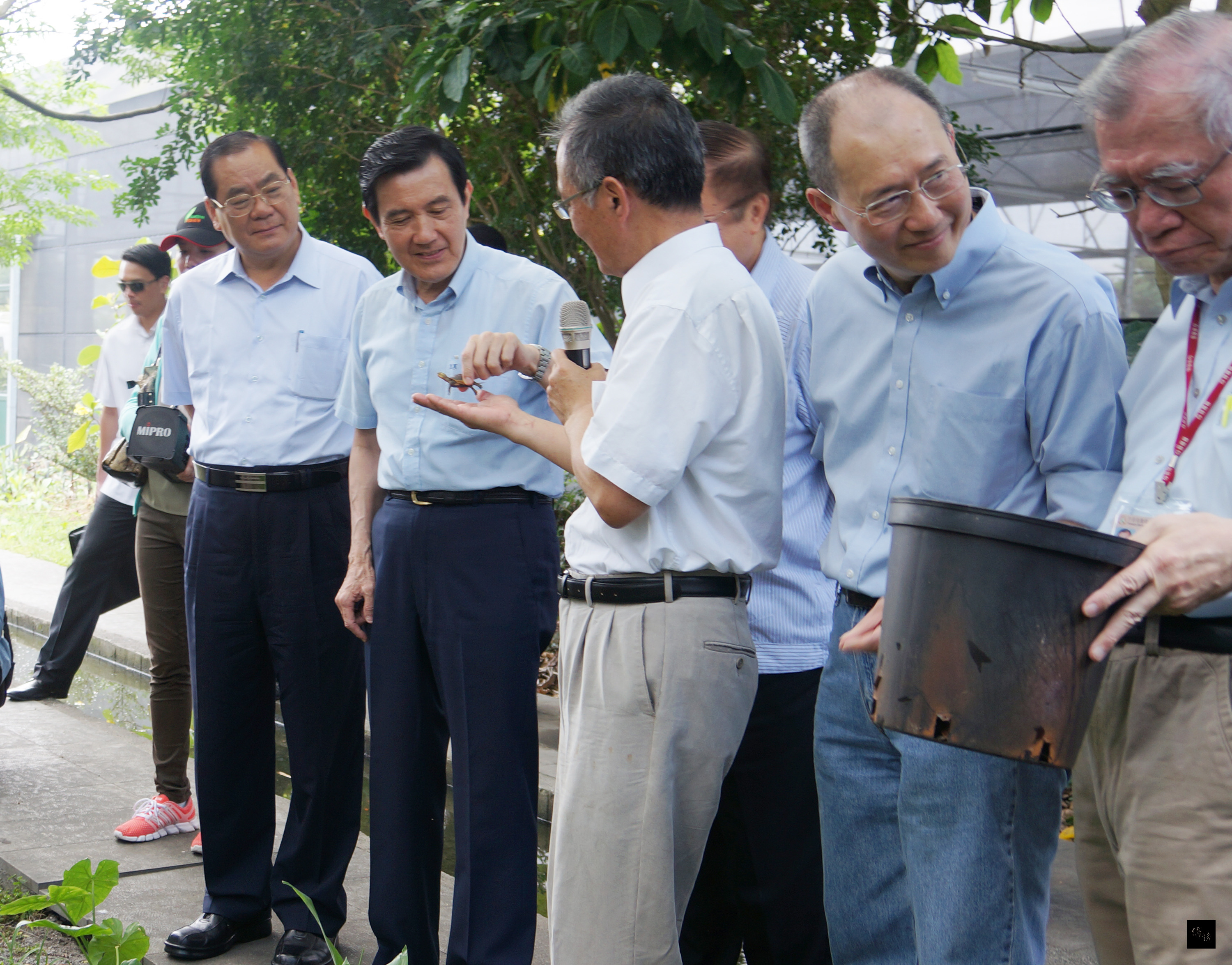 總統馬英九（左二）參訪位於屏東高樹鄉的辜嚴倬雲植物保種中心，中心執行長李家維（右三）為馬總統介紹中心內收容的保育龜類。（中央社提供）