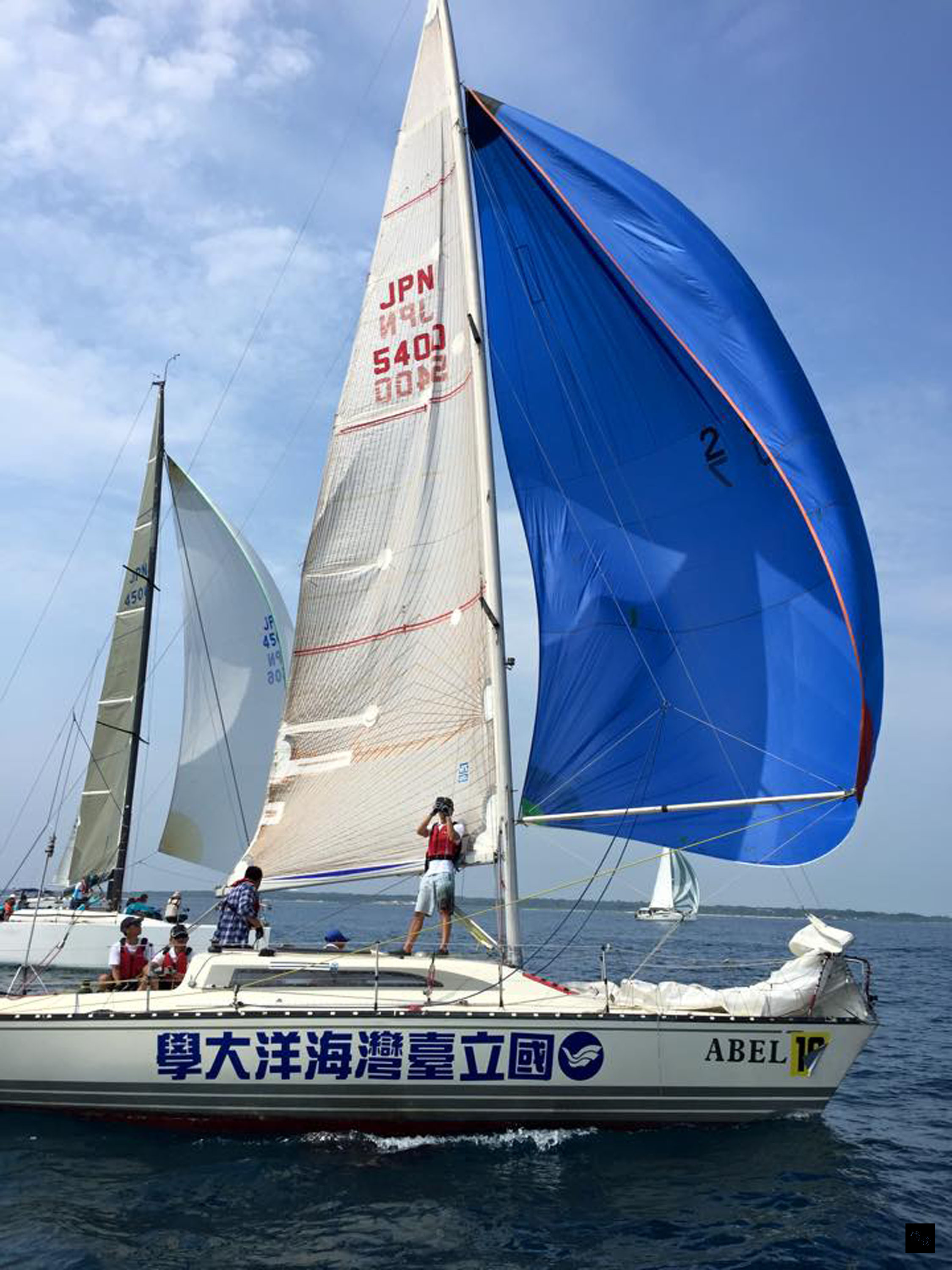 台琉盃國際帆船賽3日落幕，國立台灣海洋大學憑著船齡超過25年的老船「亞伯號」（ABEL）勇奪冠軍，是所有完航的賽船中船型最小的帆船，船員也最年輕。（中央社提供）