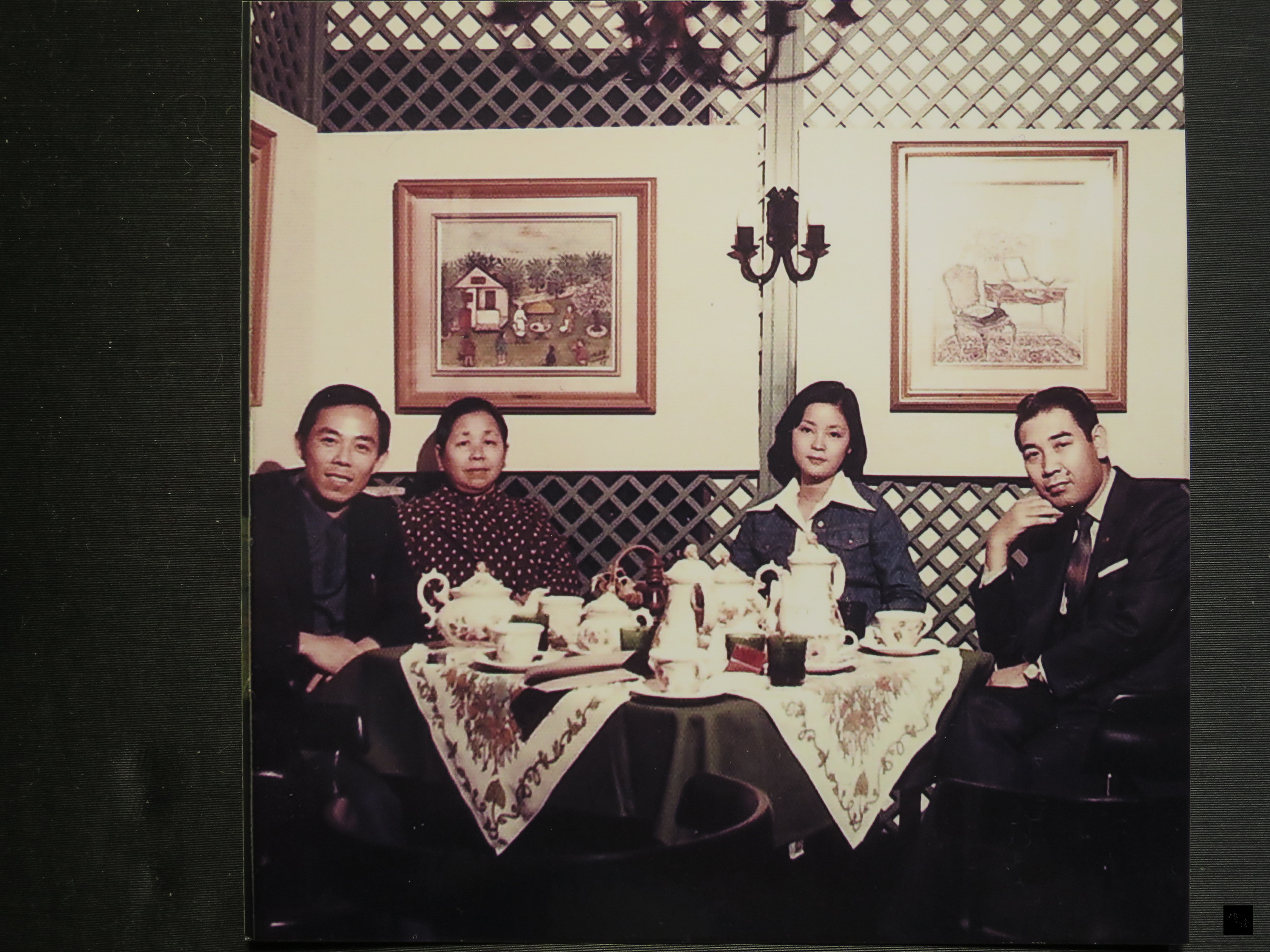 現任鄧麗君文教基金會董事的舟木稔（右）於1973年任日本寶麗多唱片公司的主管時，到香港說服鄧麗君到日本歌壇發展。鄧麗君母女1973年首度抵日照。
（中央社提供）
