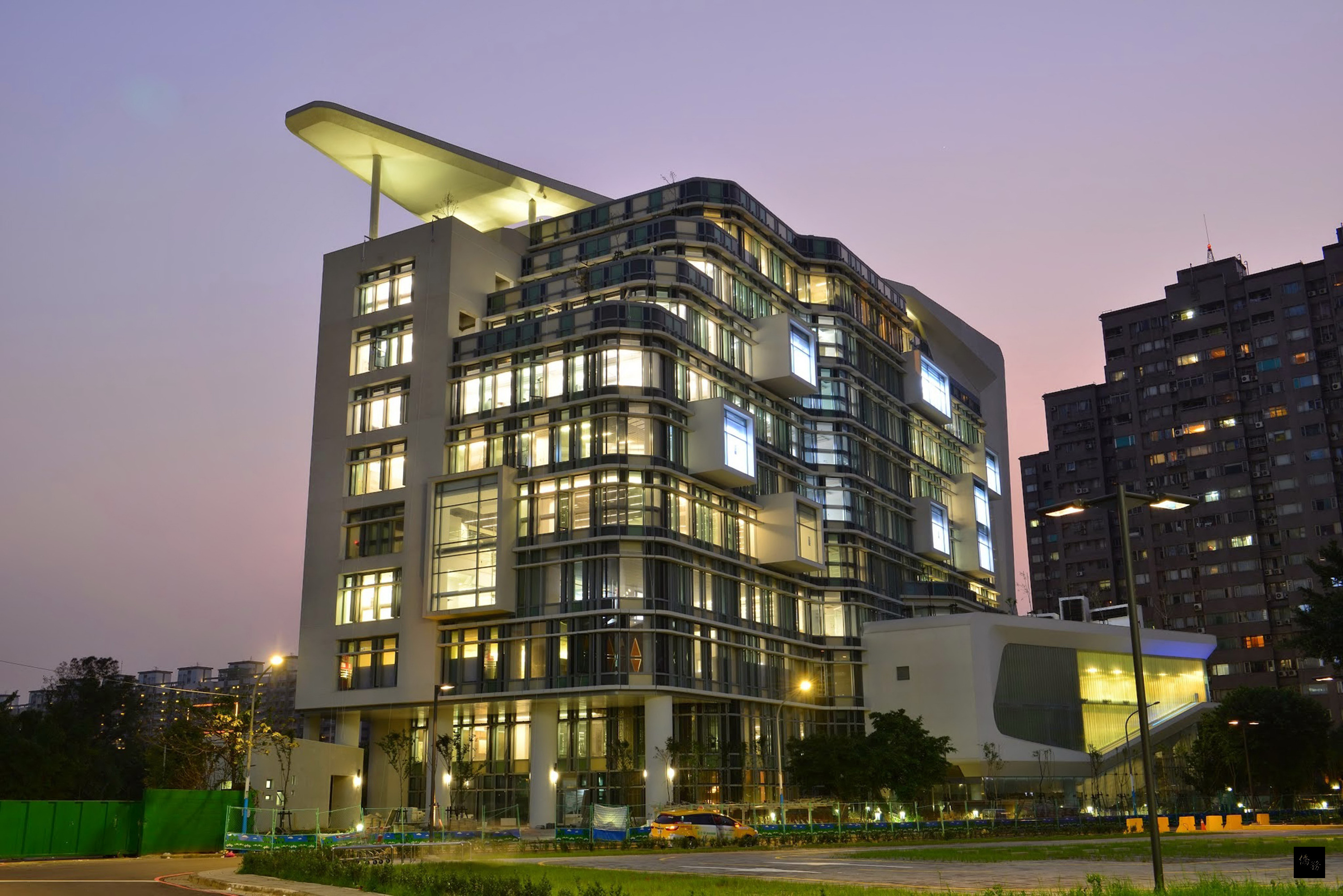 新北市立圖書館總館新館10日啟用,將提供24小時服務,受到各界高度期待。館方表示,初步會先開放幾個樓層提供服務,一季或半年後再作評估。(中央社提供)