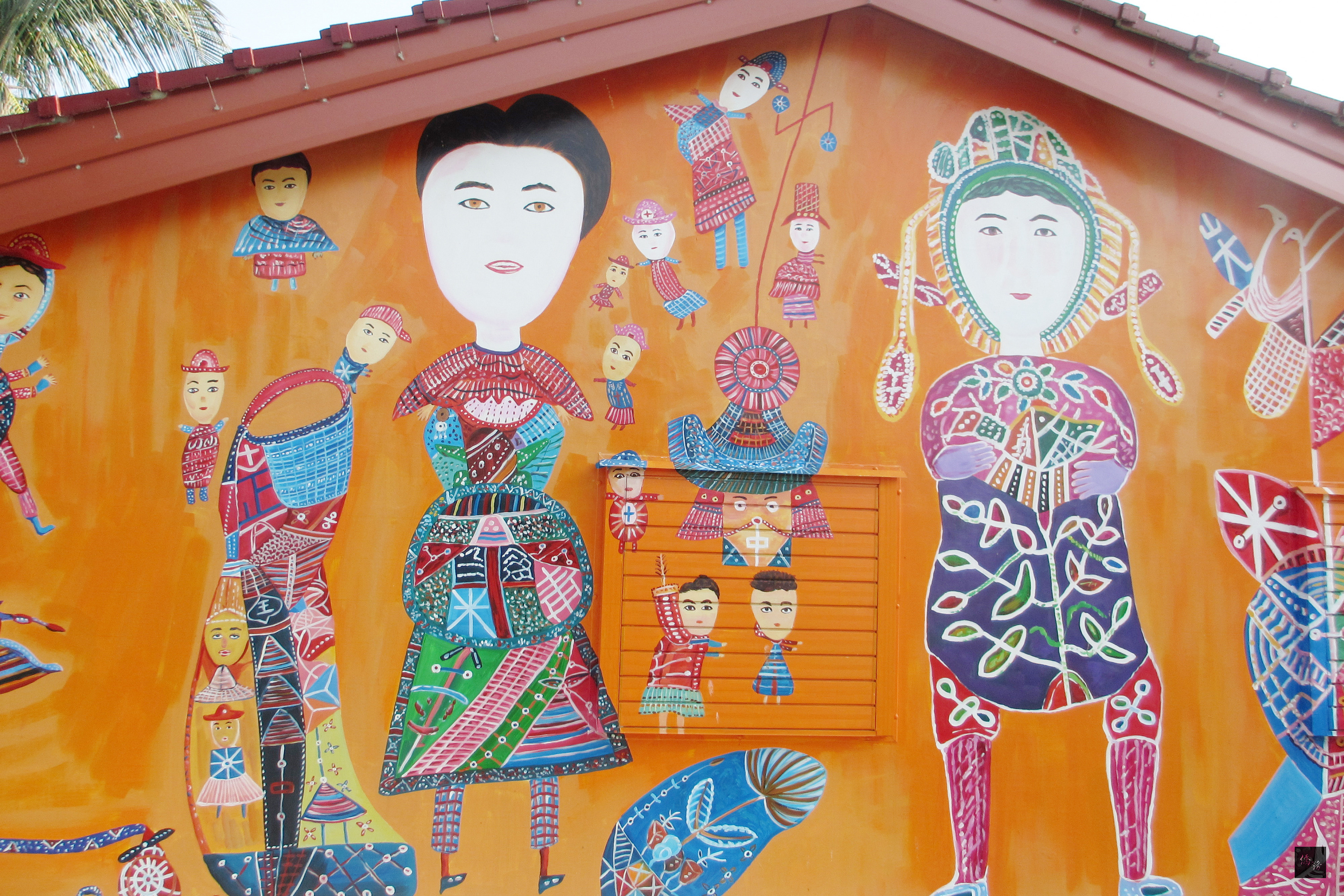 雲嘉南濱海國家風景區管理處在台南市北門區鯤江里打造多處「洪通畫作彩繪牆」，盼讓遊客感受北門在地藝術人文氣息。（中央社提供）