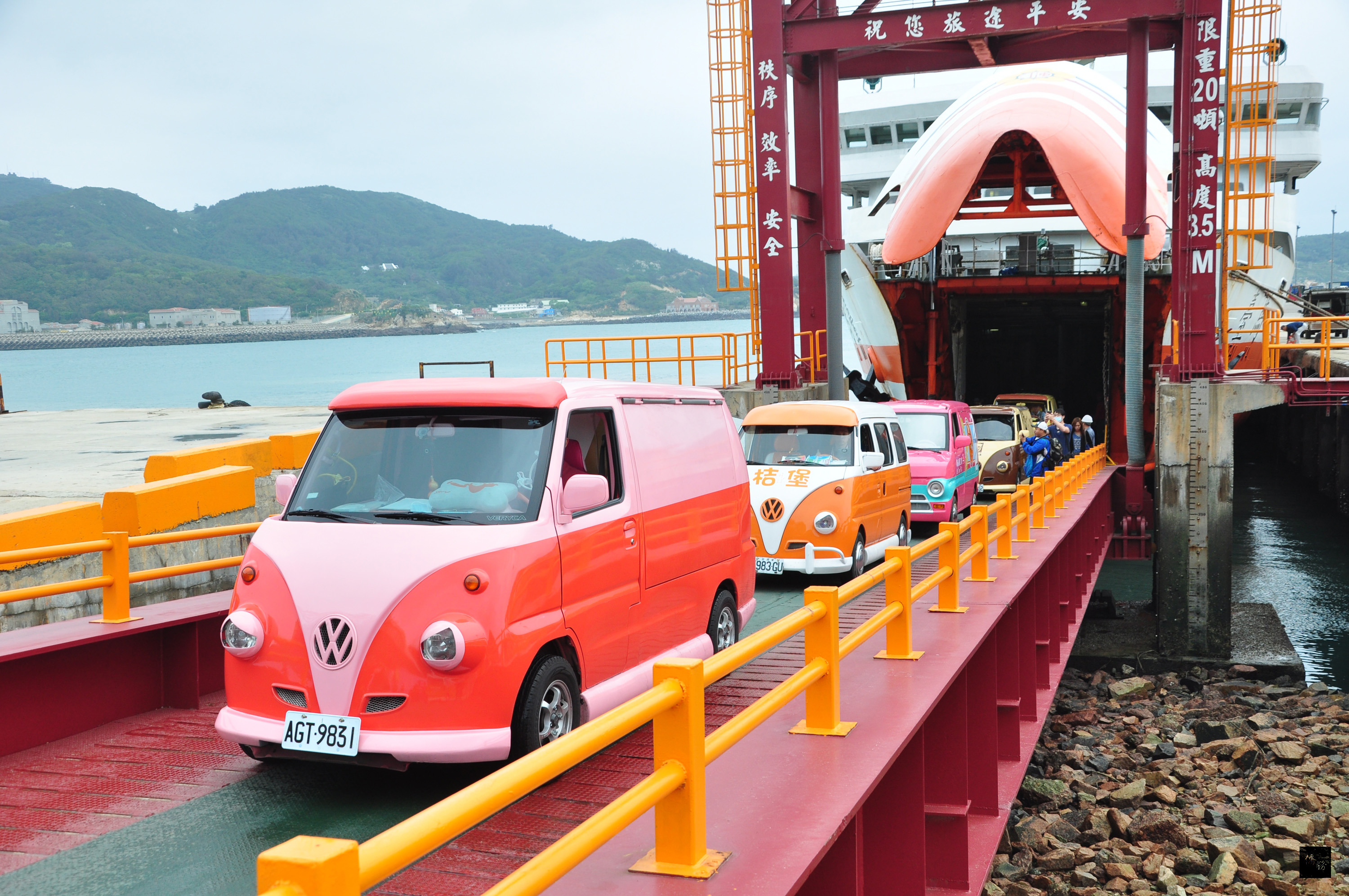 10部來自台灣的胖卡車10日首度搭船抵達馬祖營業,參加台馬美食大會串園遊會,吸引許多居民與孩童參觀。(中央社提供)