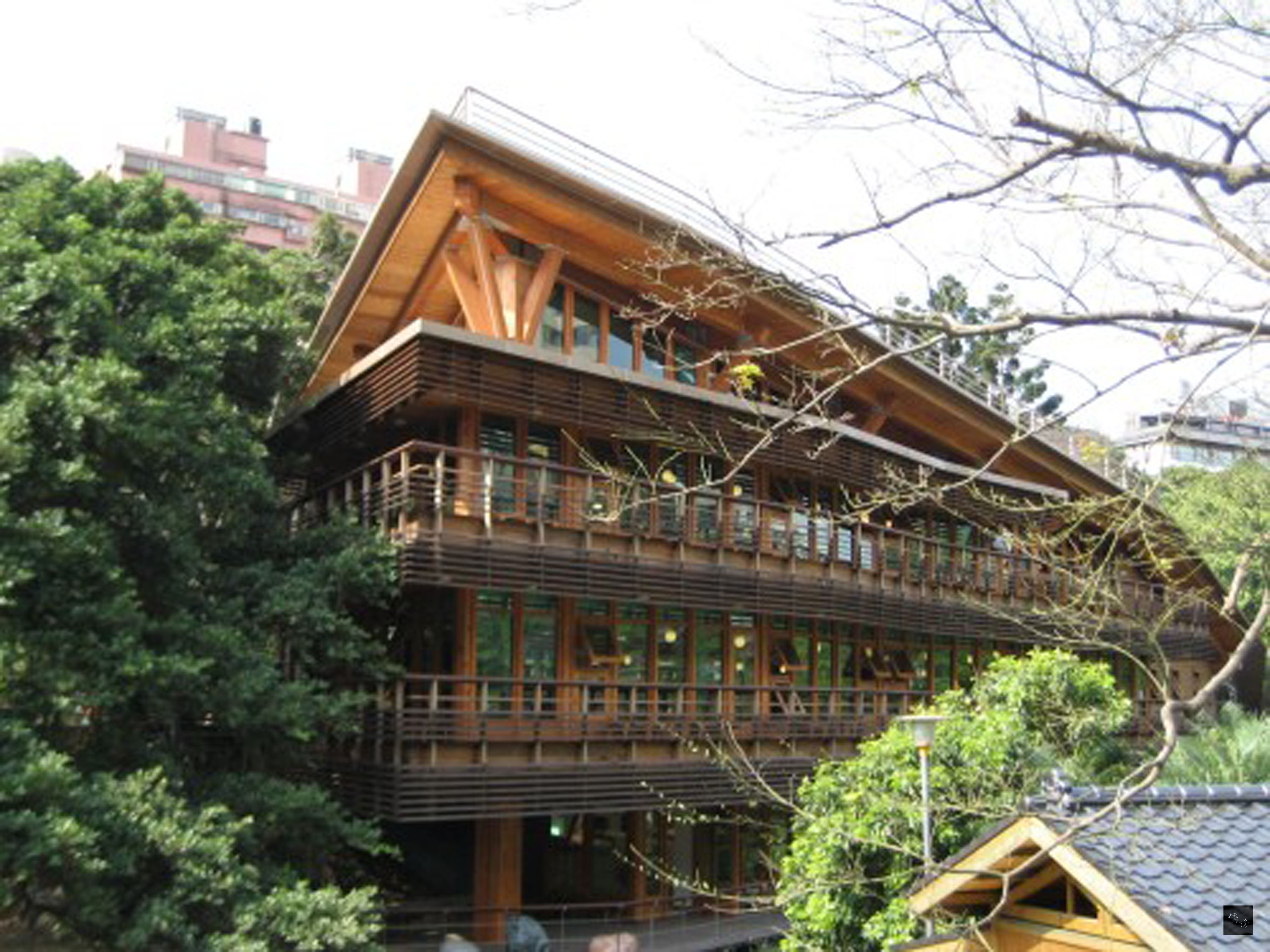 全世界最酷的綠建築就在台灣。國外旅遊網站「WHEN ON EARTH」選出全世界最酷的10大綠建築,台北市立圖書館北投分館名列其中。(中央社提供)