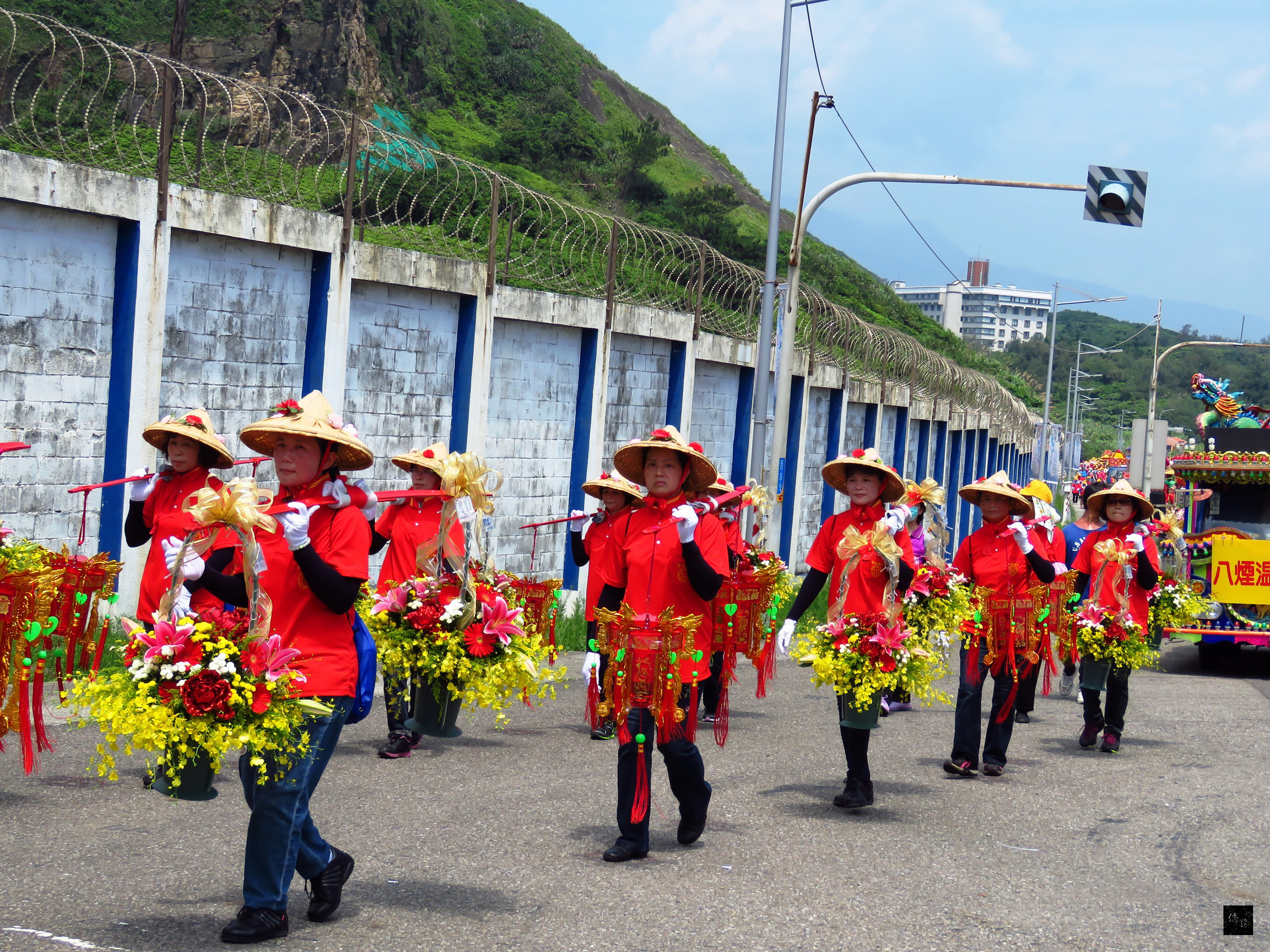 新北市金包里媽祖「回娘家」循古禮舉行。「信女宮燈花籃隊」藝陣,成員平均年齡68歲,挑著30斤的擔子隨駕往返野柳。(中央社提供)