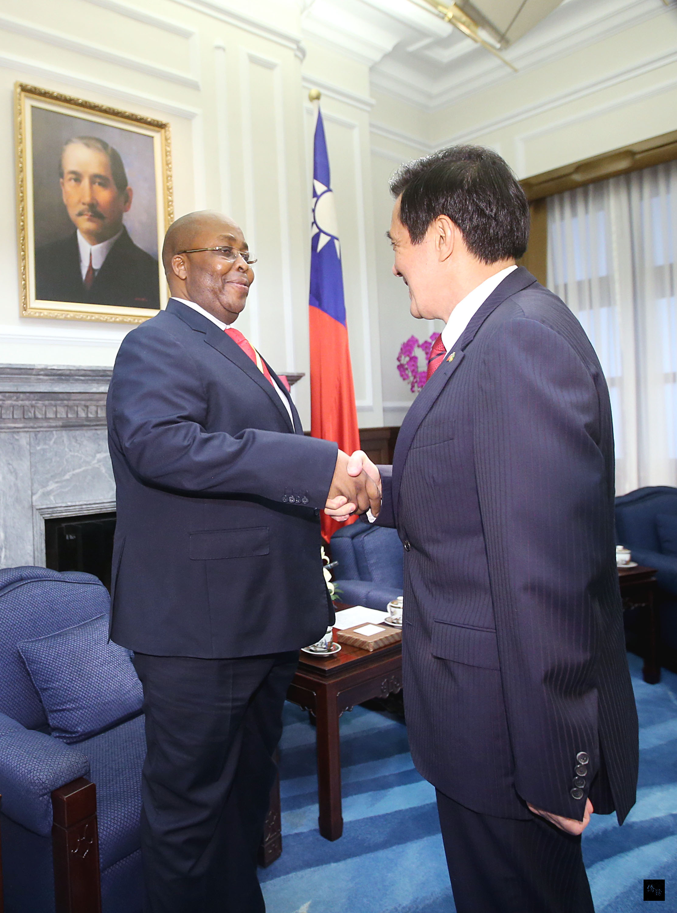 總統馬英九(右)10日在總統府接見非洲邦交國聖多美普林西比民主共和國國會議長S. E. Dr. Joseda Graca Diogo(左),馬總統感謝聖國在國際場合為中華民國仗義執言。(中央社訊)