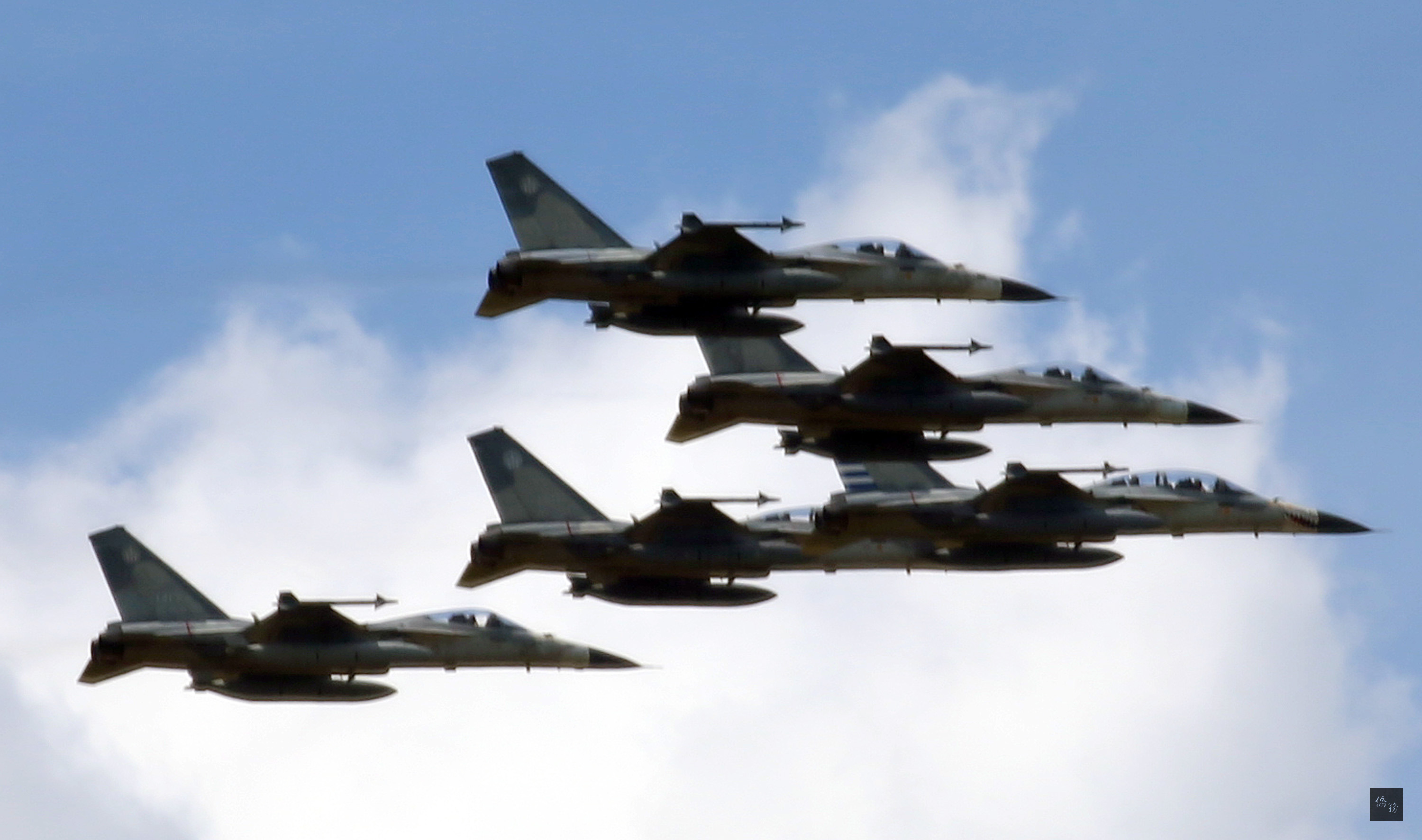 為紀念抗戰勝利暨台灣光復70週年,國防部結合年度漢光31號演習,在新竹湖口舉辦三軍聯合戰力展示活動,11日進行預校,圖為空中分列式時IDF戰機,前頭為彩繪機。(中央社提供)