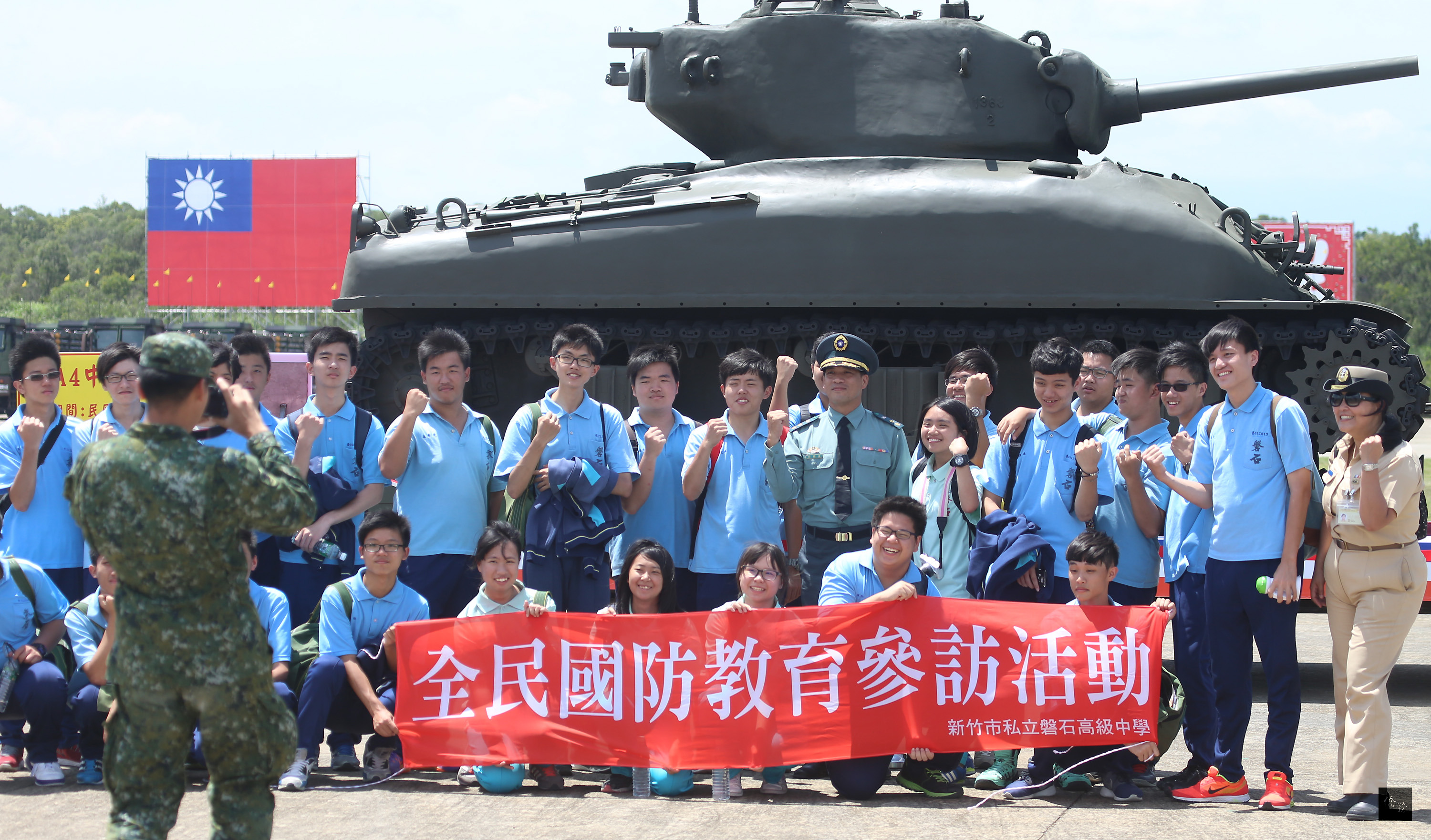 今年是抗戰勝利70週年,軍方11日在新竹湖口基地進行第一次國防戰力展示全兵力預校。圖為操演後民眾與戰車合影留念。(中央社提供)