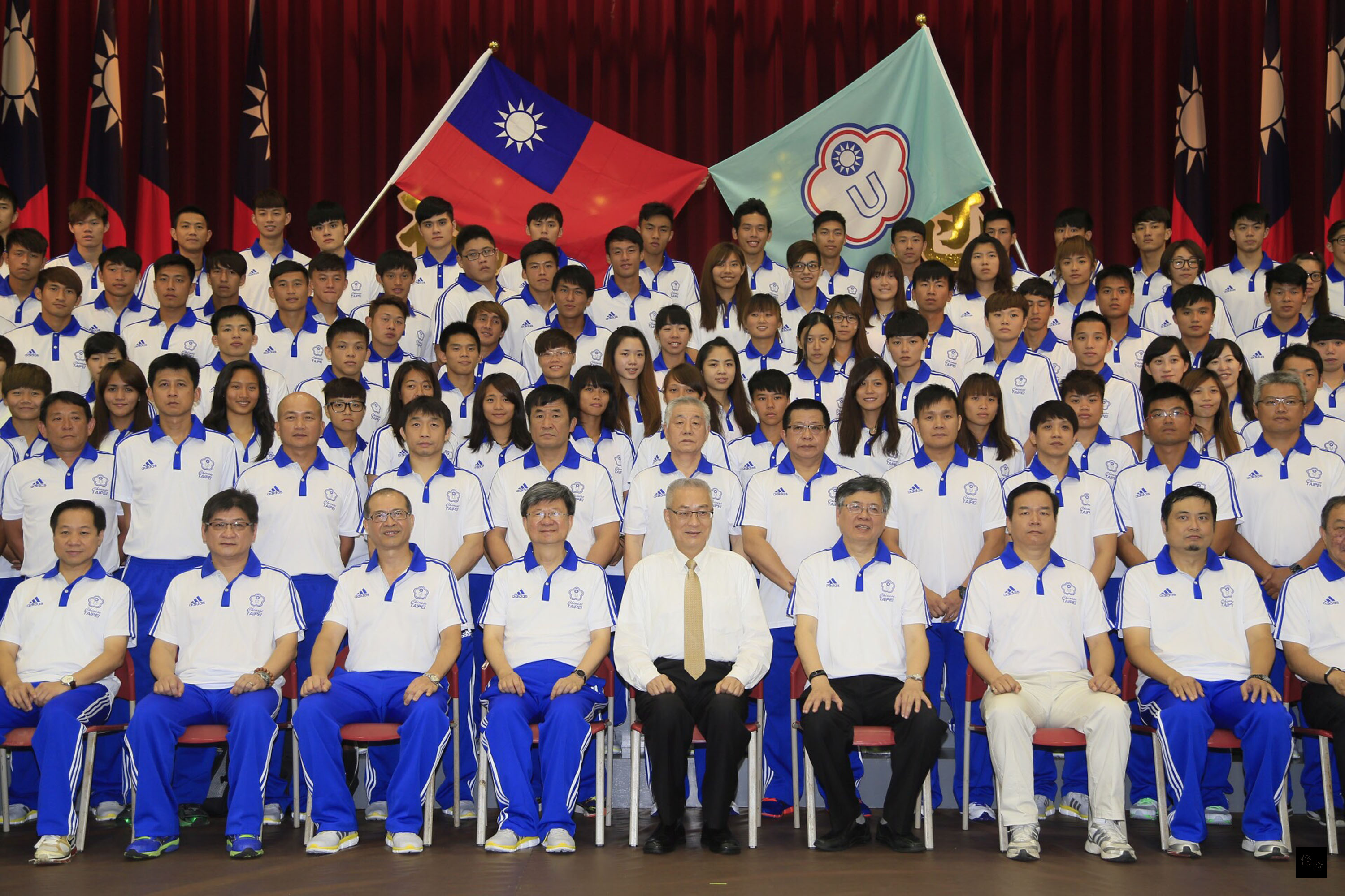 副總統吳敦義(前左5)25日出席高雄國訓中心「韓國光州世界大學運動會」中華隊代表團授旗典禮,與國手們合影留念。(中央社提供)