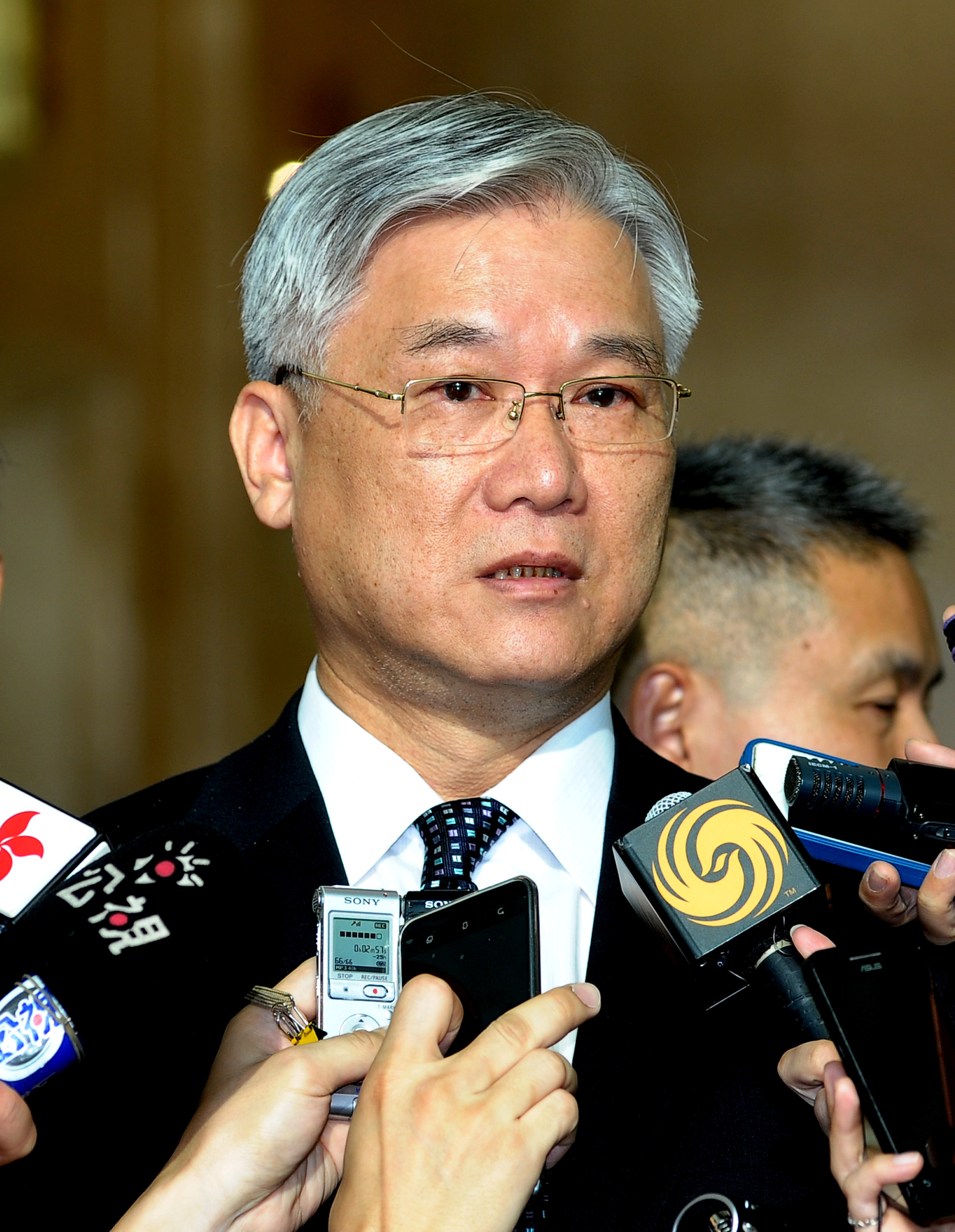 陸委會主委夏立言(中)1日下午視察海基會,受訪回答有關中國大陸國家安全法涉及台灣問題時表示,「這對我們很不禮貌」,應該會向陸方再次表達抗議。(中央社提供)