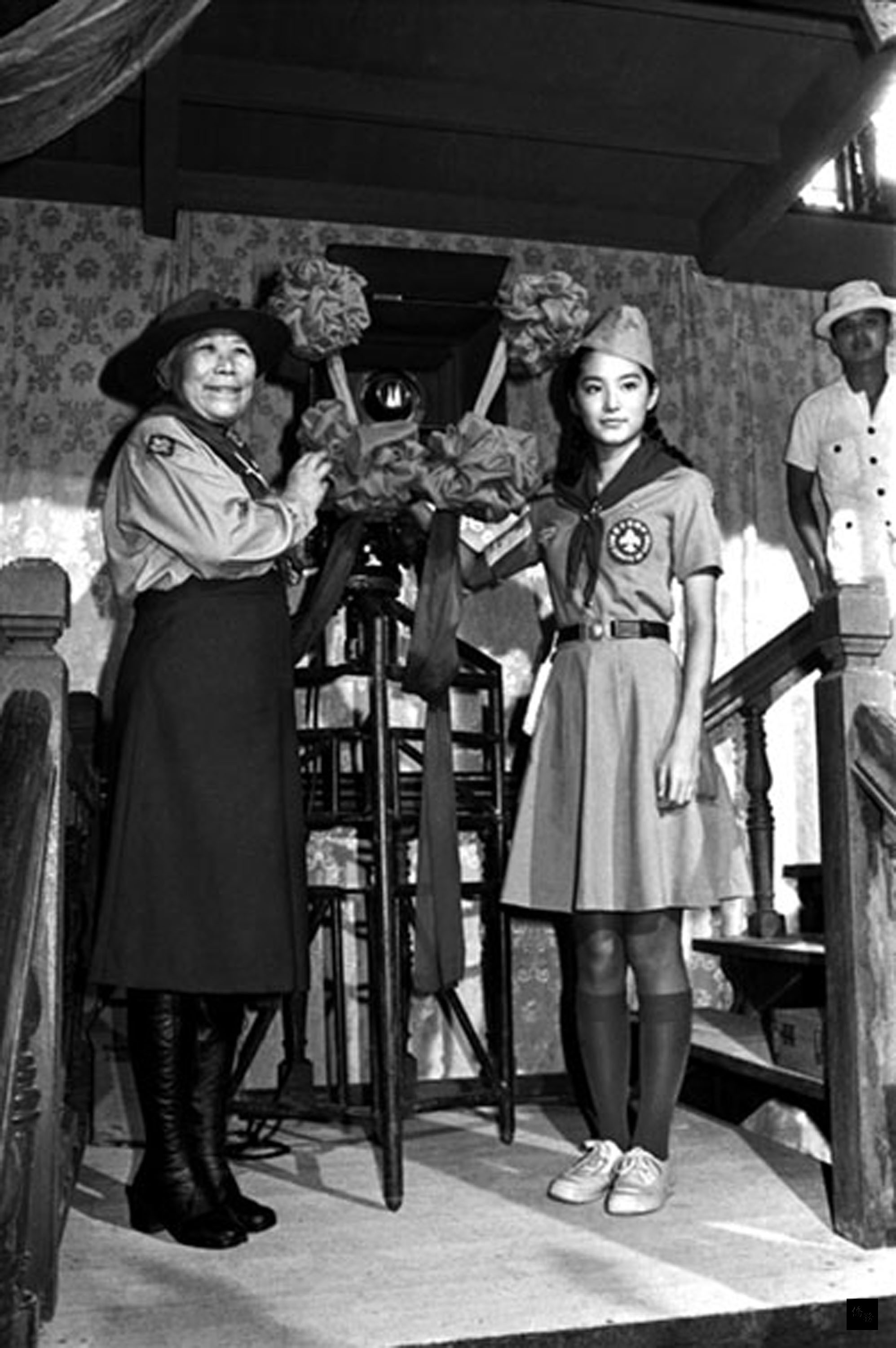 「烽火浮生錄:抗戰勝利七十週年的另一頁歷史」照片展3日開展,女童子軍楊惠敏(左)在抗日戰爭初期,向死守四行倉庫的八百壯士獻旗故事,展現崇高愛國情操,至今膾炙人口,1975年影星林青霞(右)主演的電影「八百壯士」,就是描述這段平民英雄故事。(中央社提供)