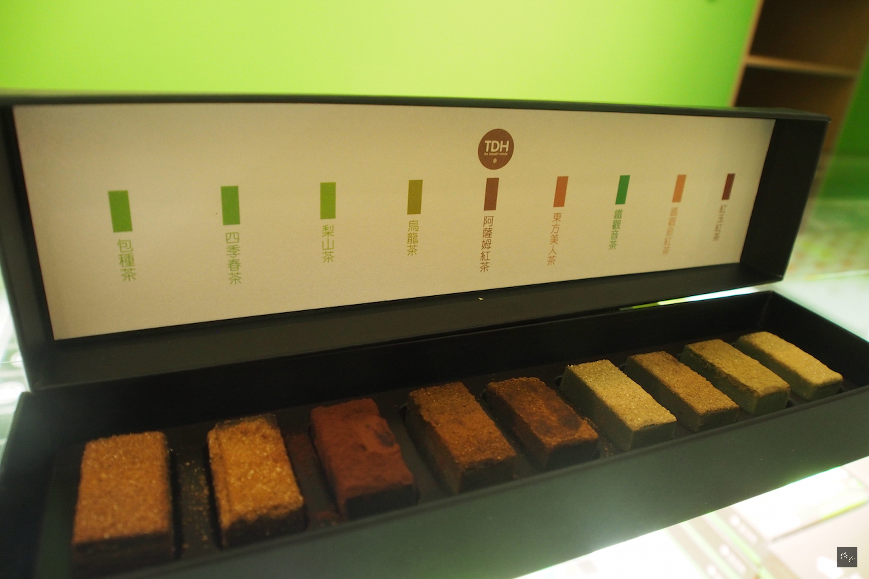 台中有太陽餅、宜蘭有牛舌餅,那有什麼能代表木柵呢?一名甜點師傅突發奇想,將木柵的鐵觀音、包種茶融入霜淇淋、奶酥麵包、鳳梨酥等,每一口都能感受特殊茶香。圖為9種台灣茶口味的生巧克力。(中央社提供)