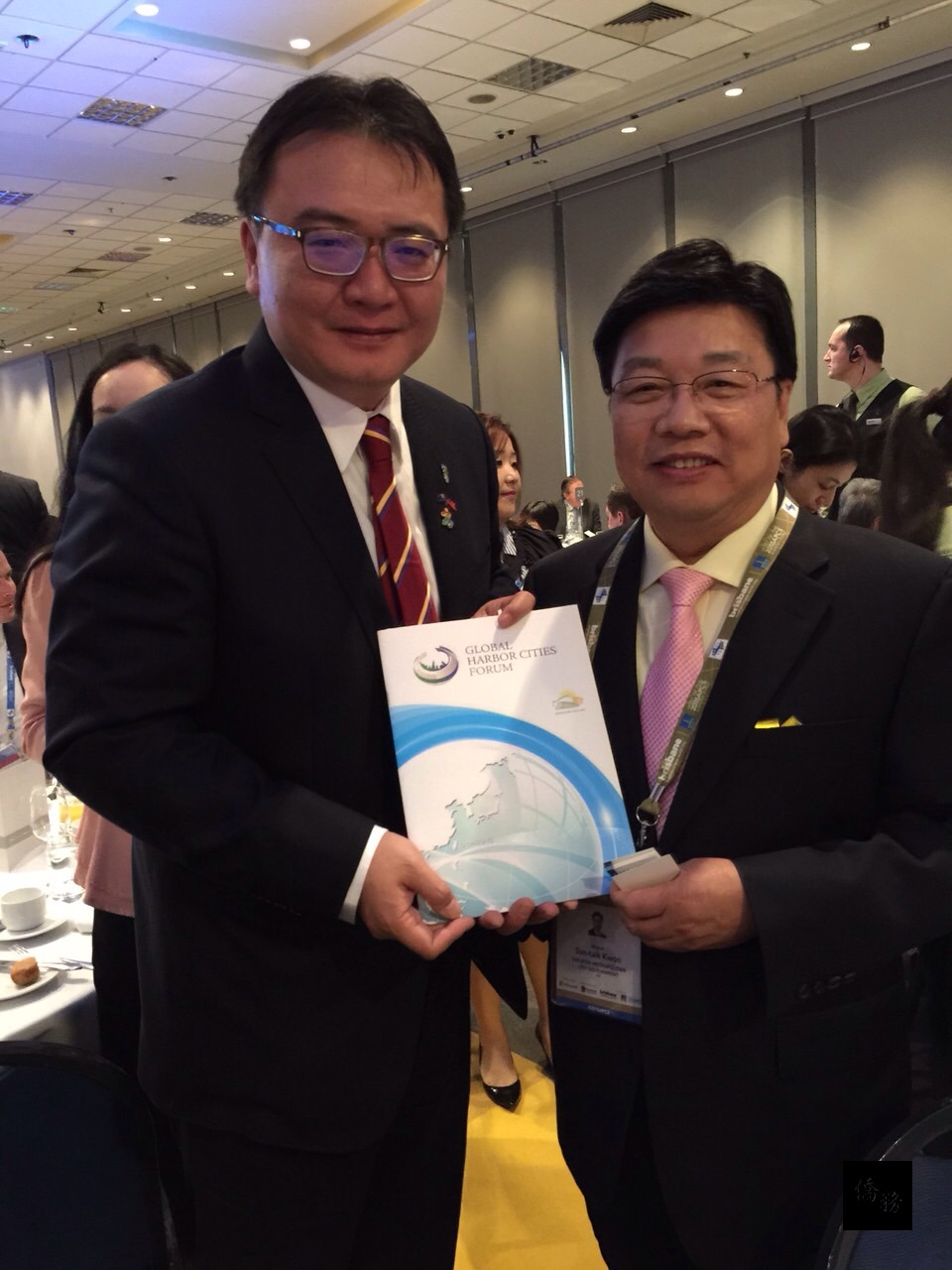 在澳洲布里斯本舉辦的2015亞太城市高峰會(Asia Pacific Cities Summit)落幕,高雄市副市長許立明出席,與近百位國際城市代表共同簽署市長宣言。(高雄市政府提供)