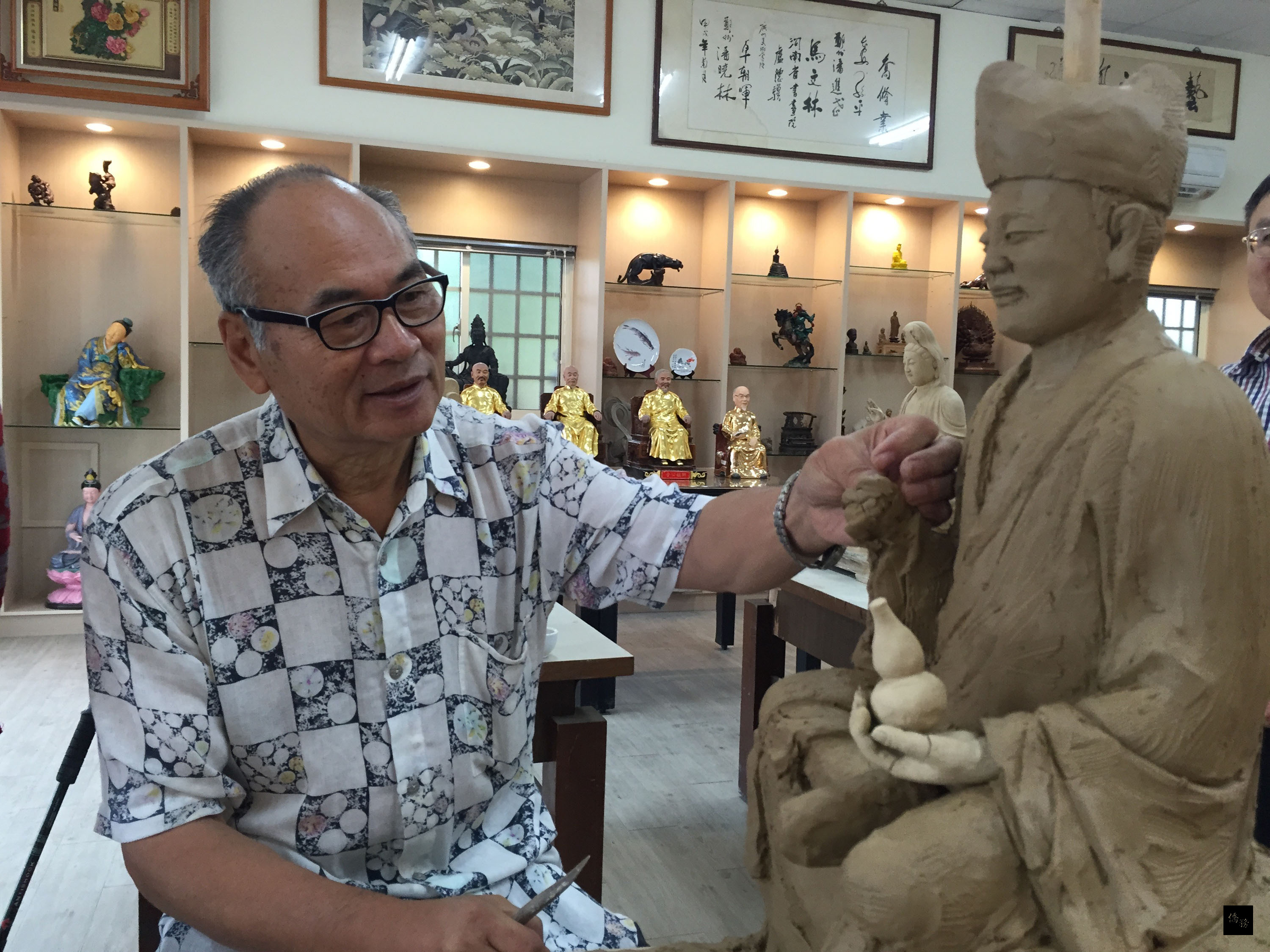 雲林縣林內鄉人鄭瀛洲，獲得文化部泥塑傳統匠師審查通過，為雲林爭光，各界賀慶，圖為鄭瀛洲正在捏塑作品濟公。（中央社提供）